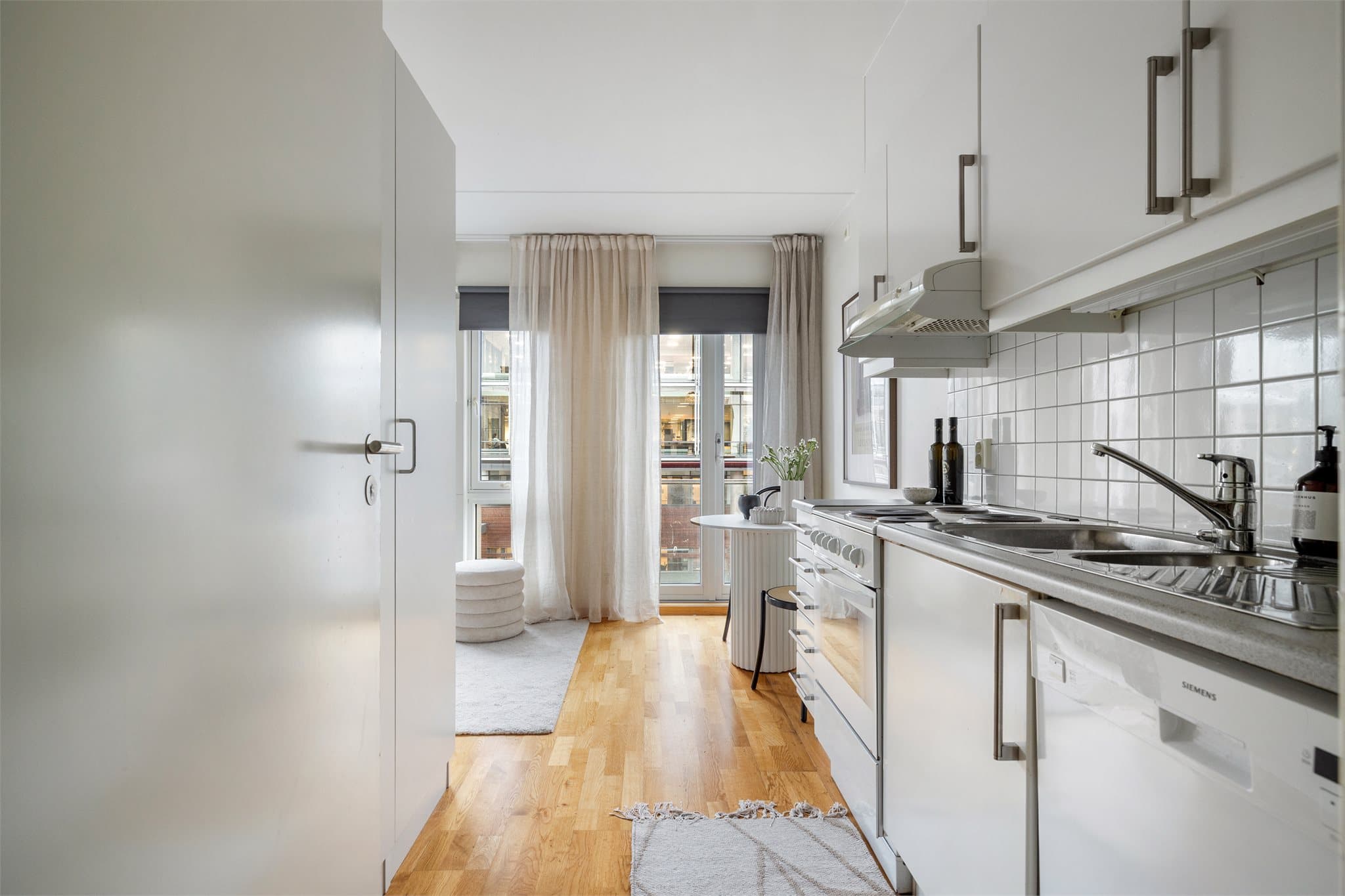 Tilknyttet til kjøkkenet medfølger et praktisk glassbygget skap.