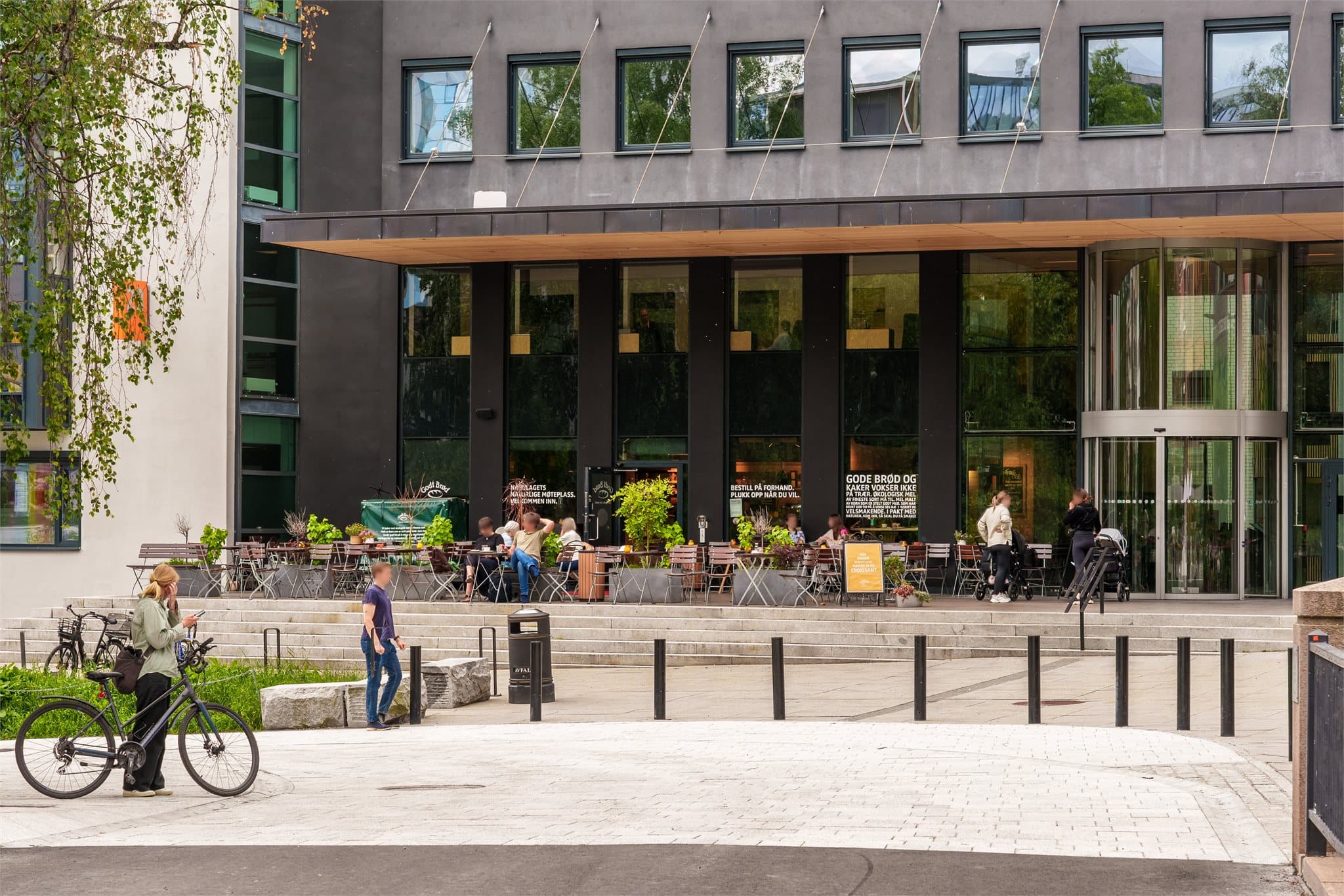 Dagligvarehandelen kan gjøres hos blant annet Coop Mega og Rema 1000, i tillegg til flere bakerier og kafeer.