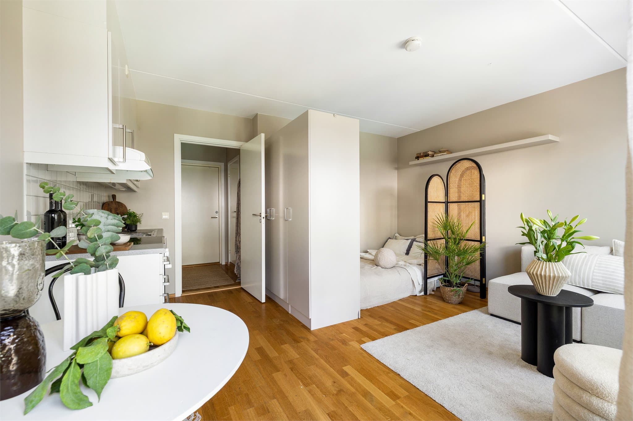 Den smarte rominndelingen gir en naturlig og skjermet plass for sengen, spisebord og sofa.