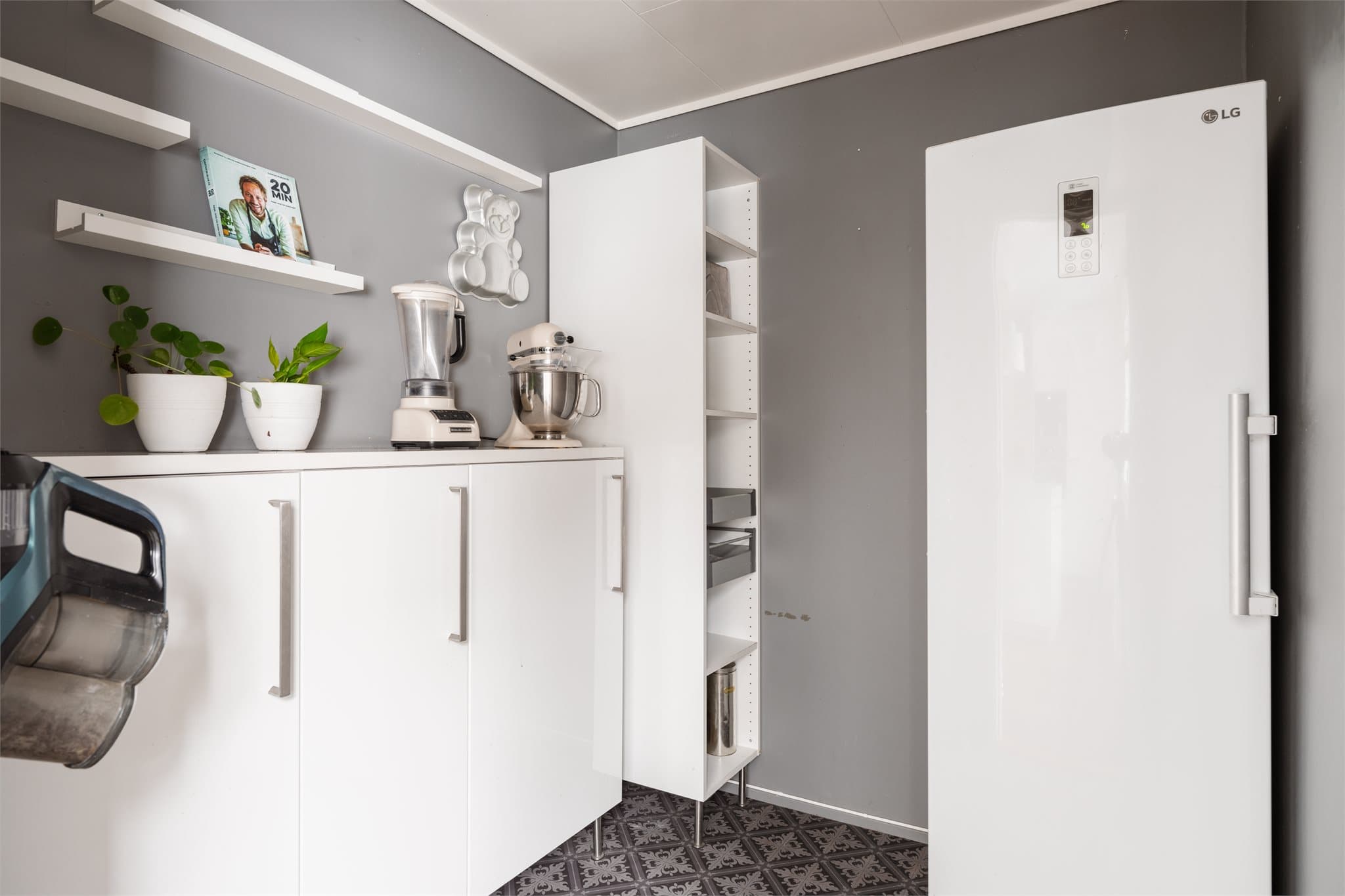 I tilknytning til kjøkkenet finnes en praktisk bod for ekstra lagring.