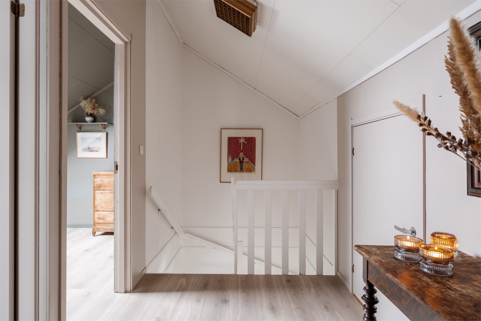 Trappen leder videre opp til en innredet loftsetasje.