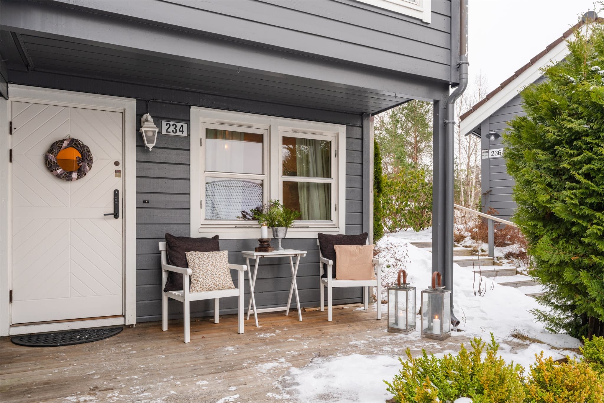 Boligen har tre uteplasser, inkludert en innbydende inngangsterrasse på 18 m².