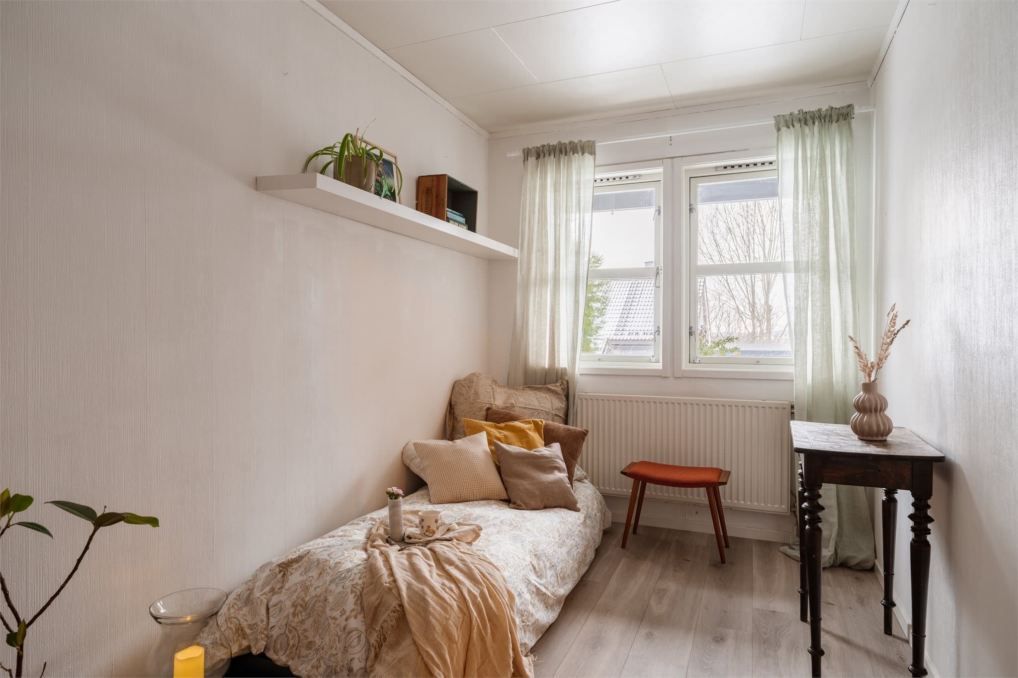 Det andre soverommet i etasjen, også med laminatgulv og malte overflater fra 2025.