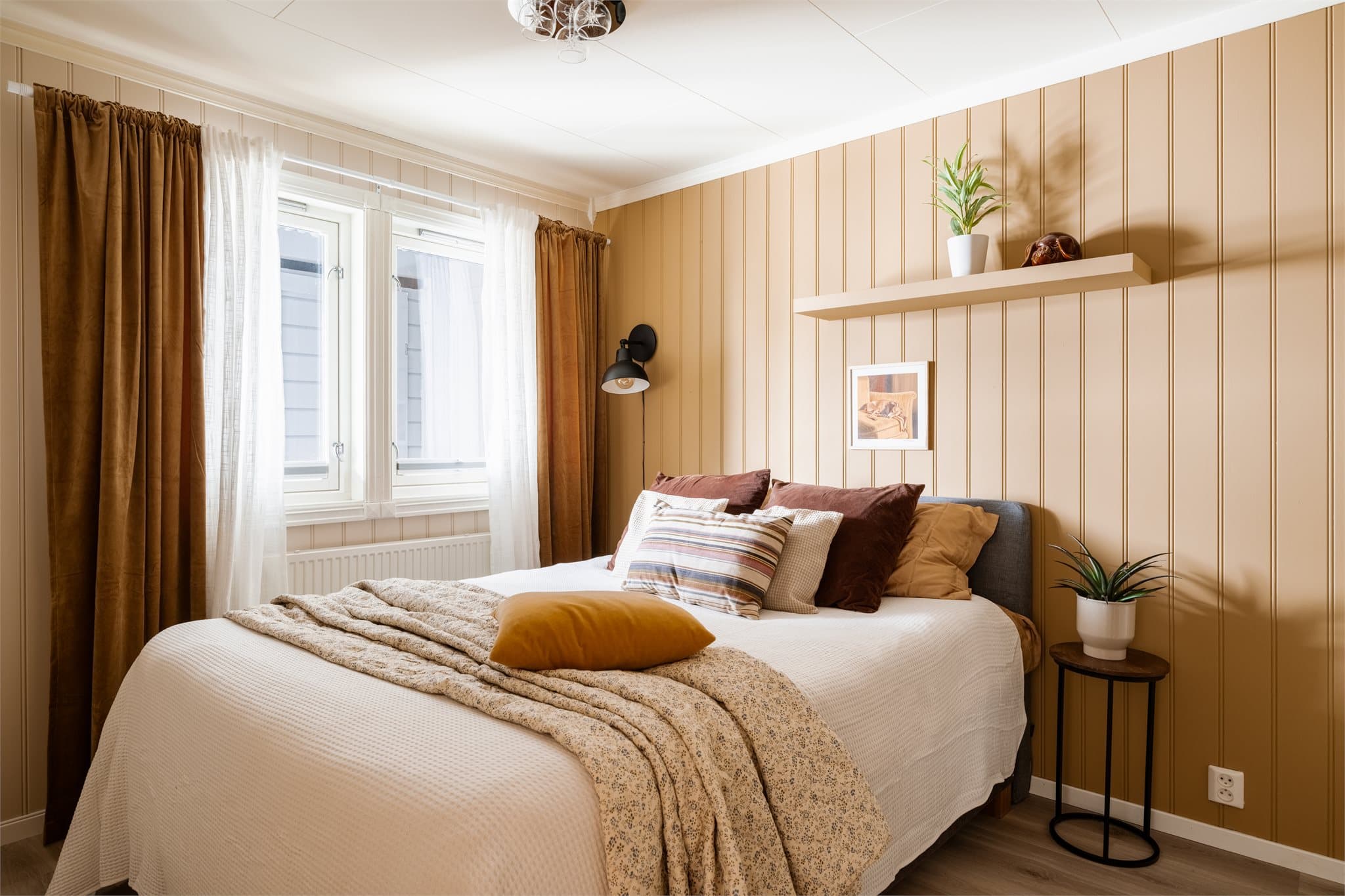 Det første av tre soverom, med nylig oppgraderte overflater fra 2025.