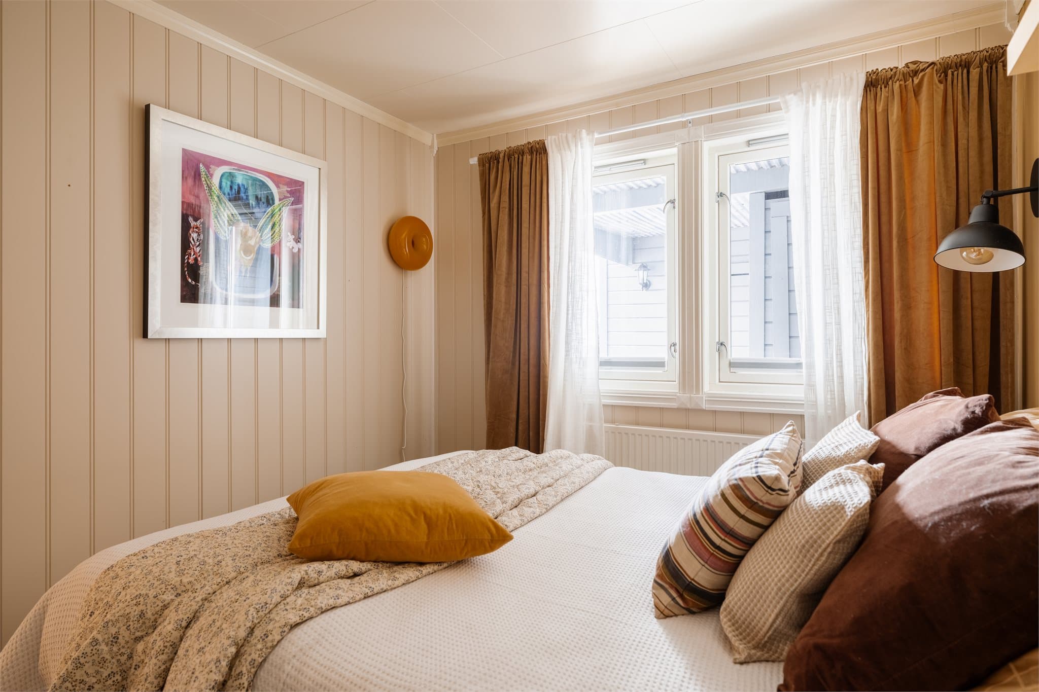 Rommet har god plass til seng og oppbevaringsløsninger.