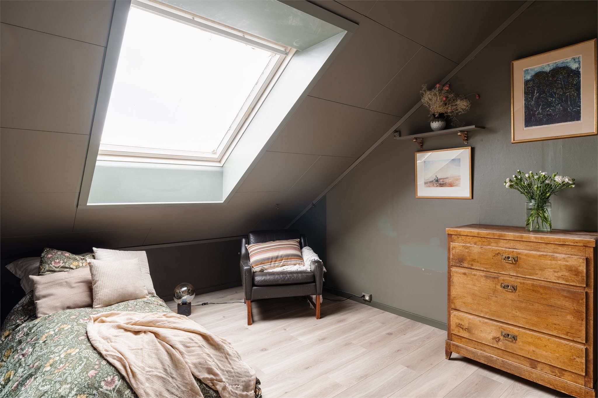 Trivelig og lyst rom som brukes til oppbevaring av møbler.