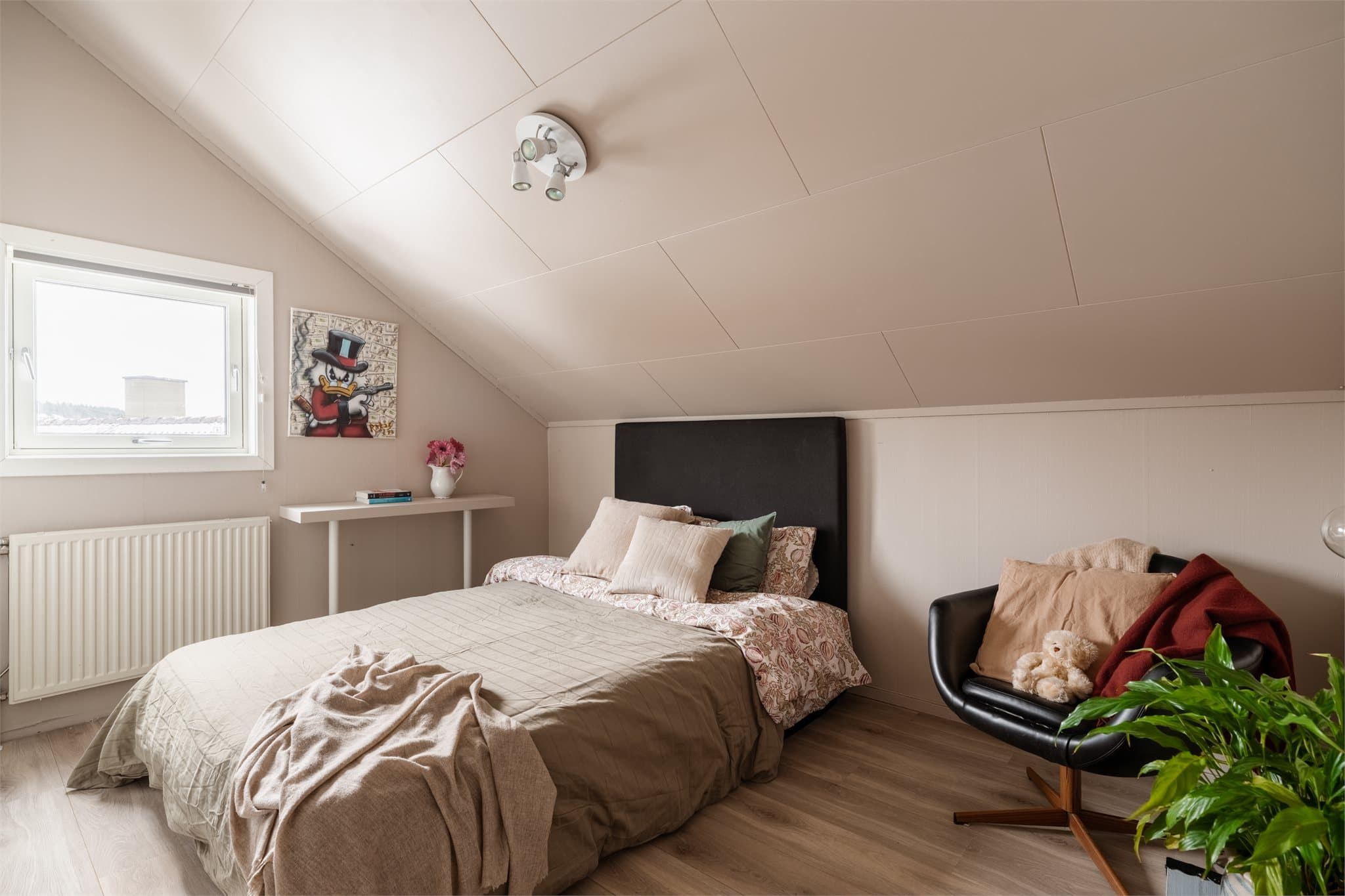 Soverommet på loftet har en imponerende takhøyde på opptil 2,83 meter.