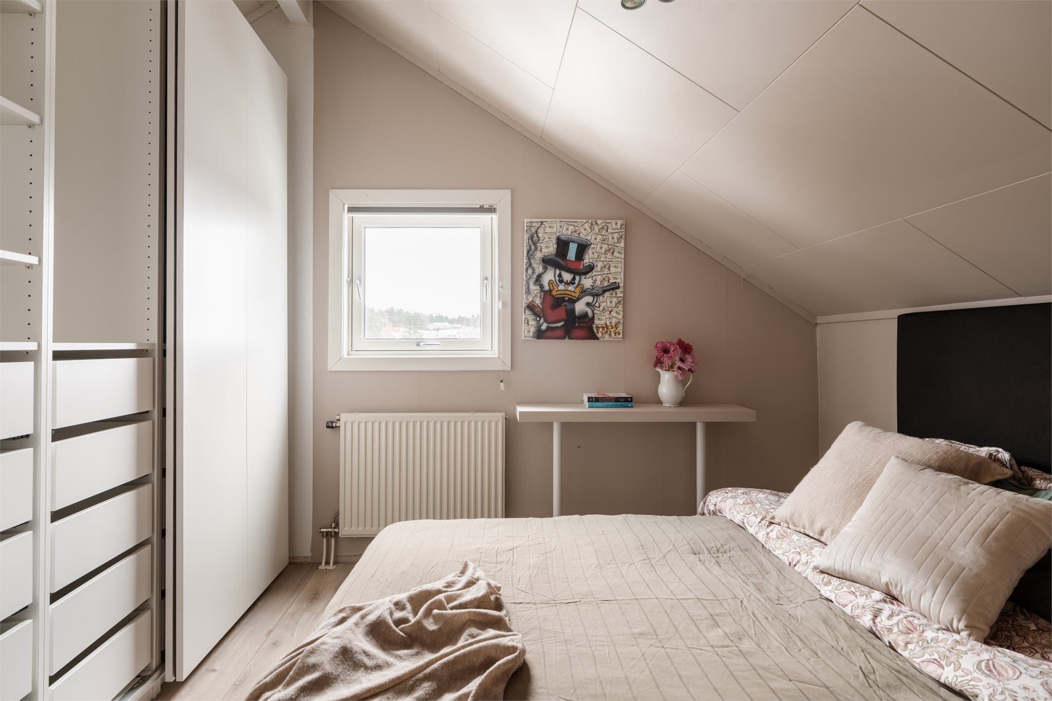 Rommet har god plass til både seng og garderobeløsning.