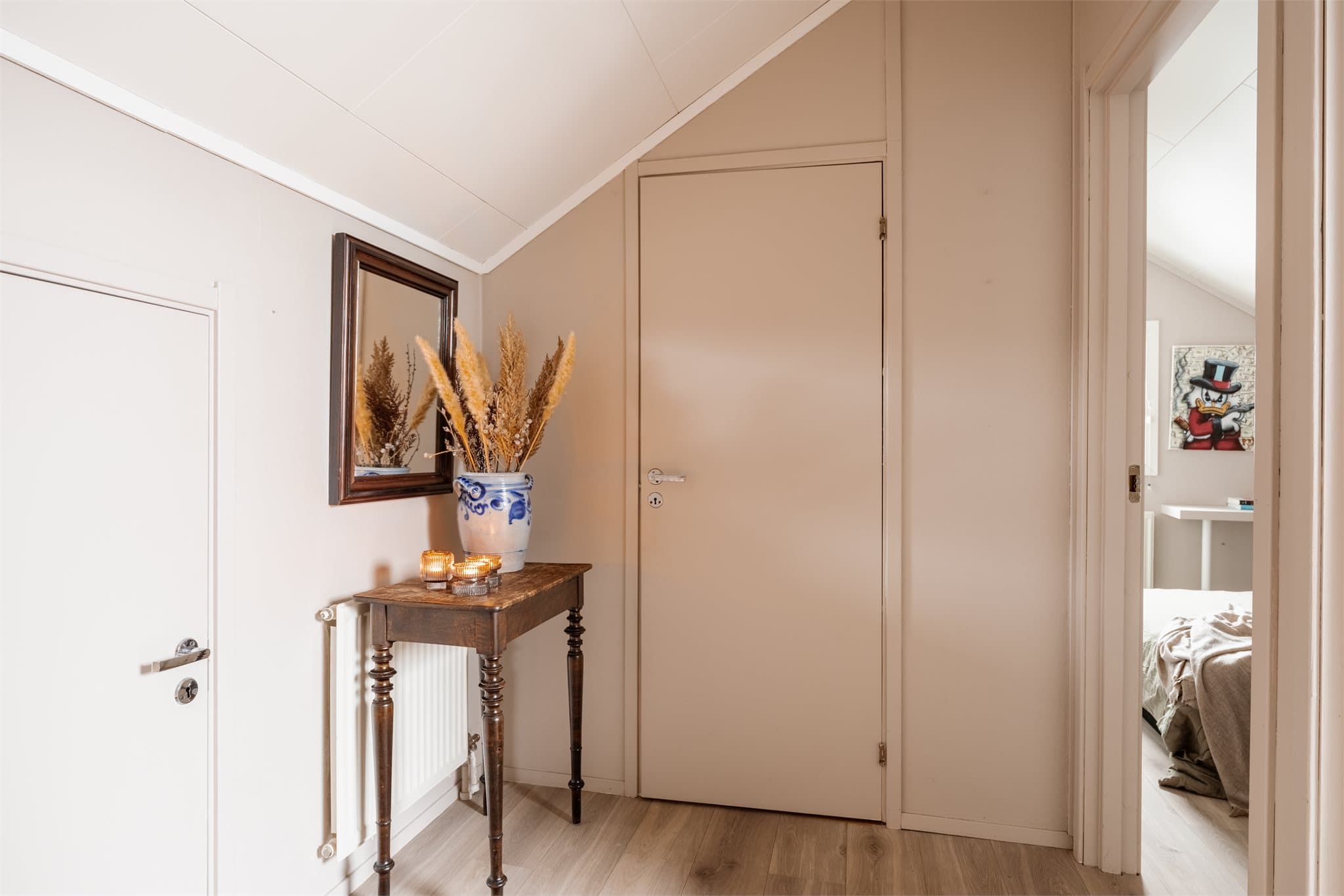 Hele etasjen fikk nye laminatgulv og malte overflater i 2025.