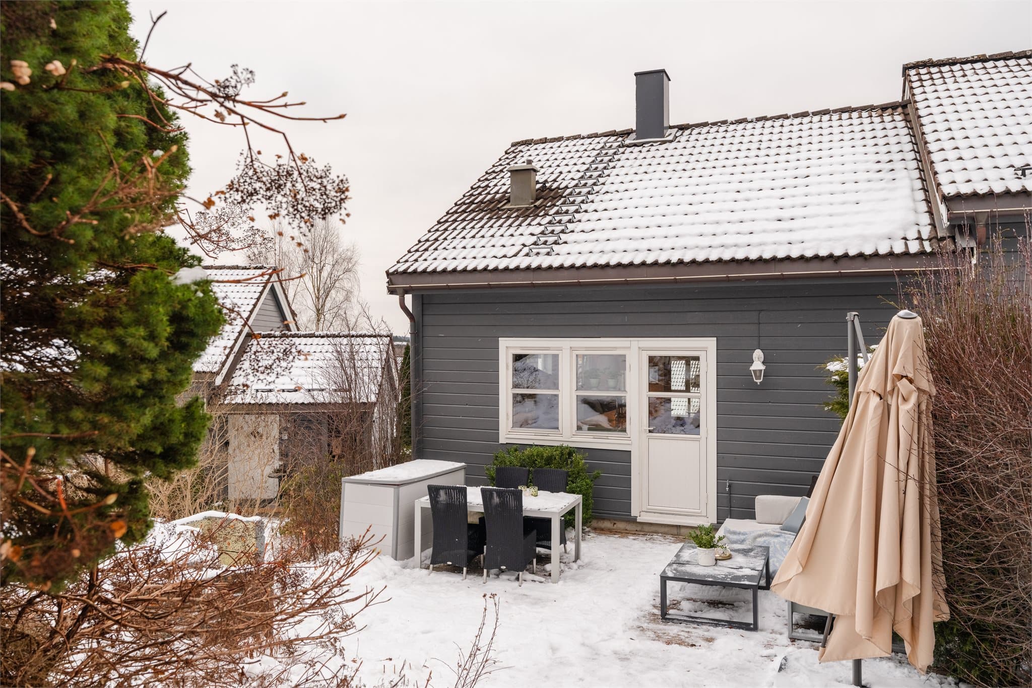 Fra kjøkkenet er det utgang til en stor og usjenert terrasse på 30 m².