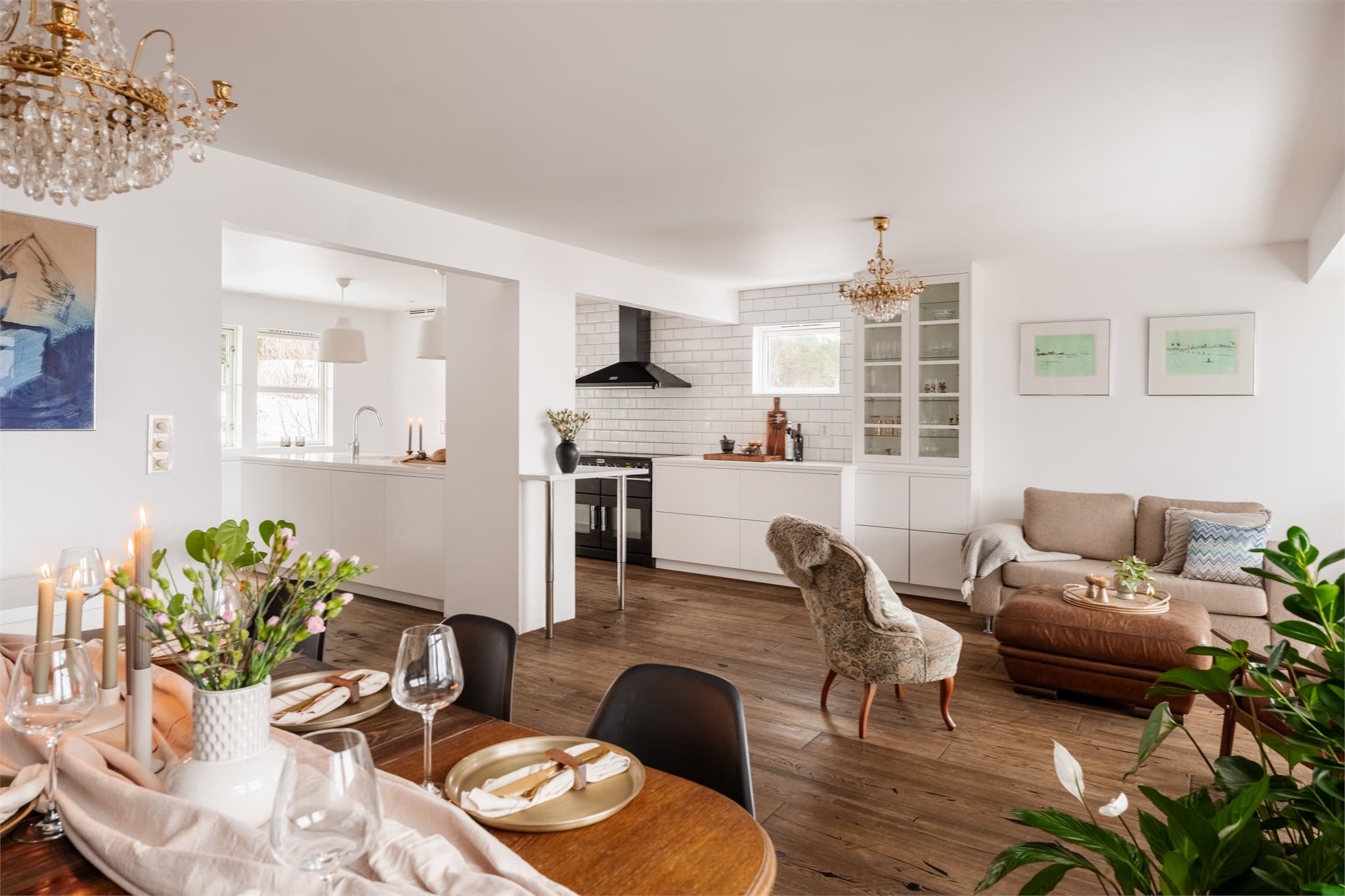 Et tidligere soverom er innlemmet i stuen, noe som gir en romslig løsning med plass til flere soner.