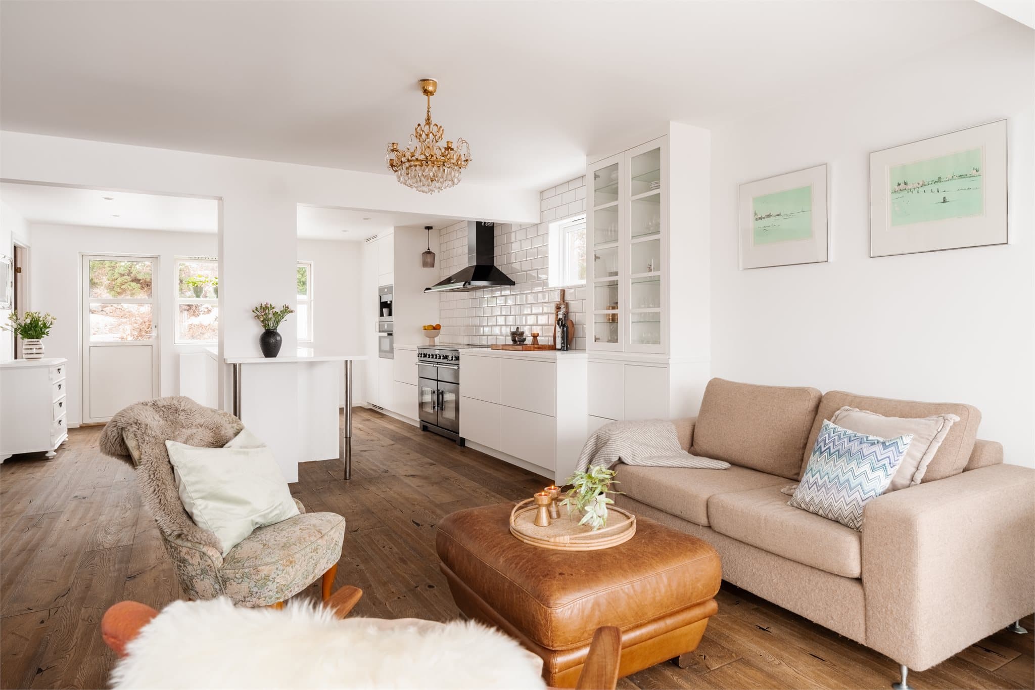 En åpen og sosial planløsning som inviterer til både hverdagsliv og sammenkomster.