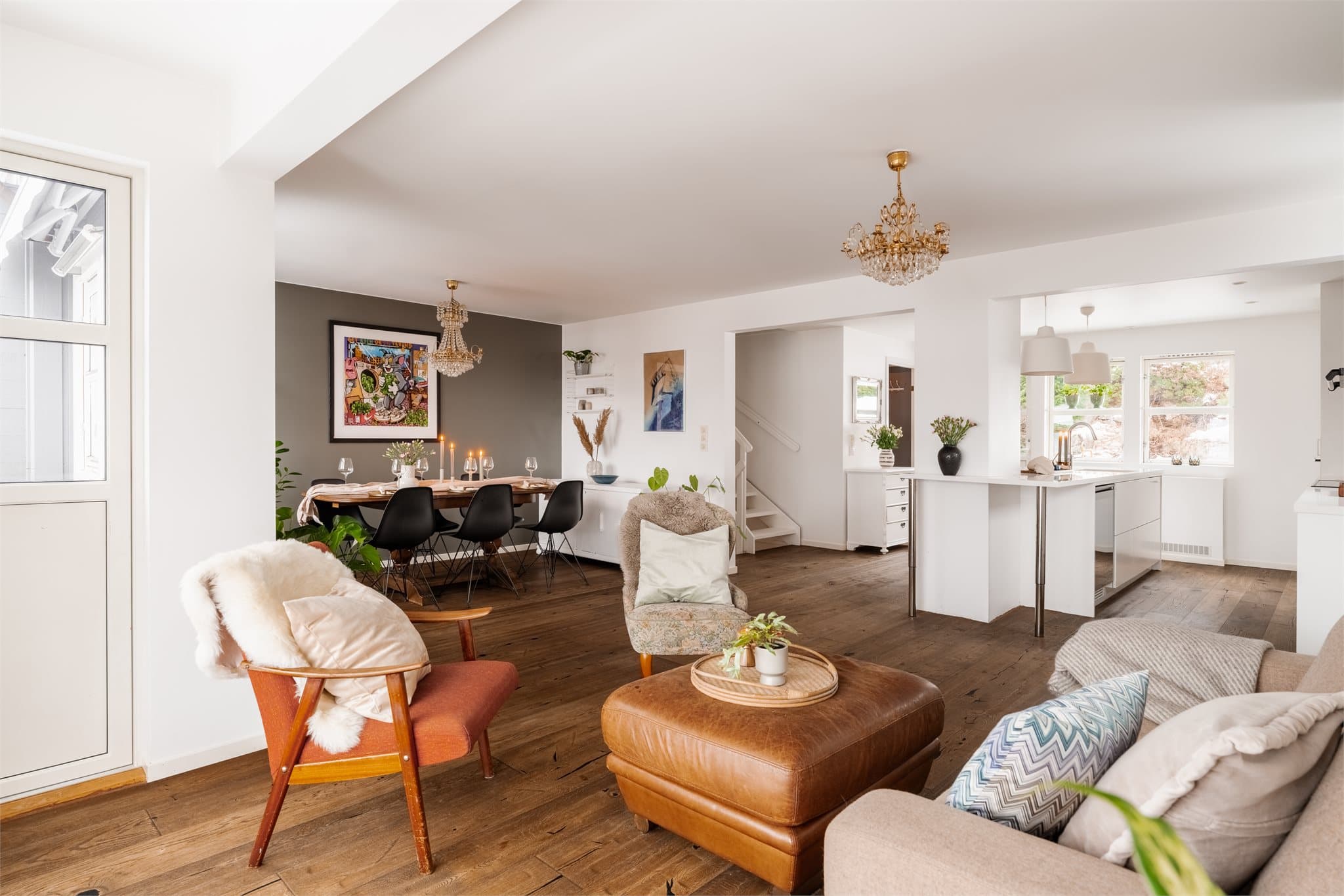 Fra stuen er det direkte utgang til en vestvendt balkong på 10 m².