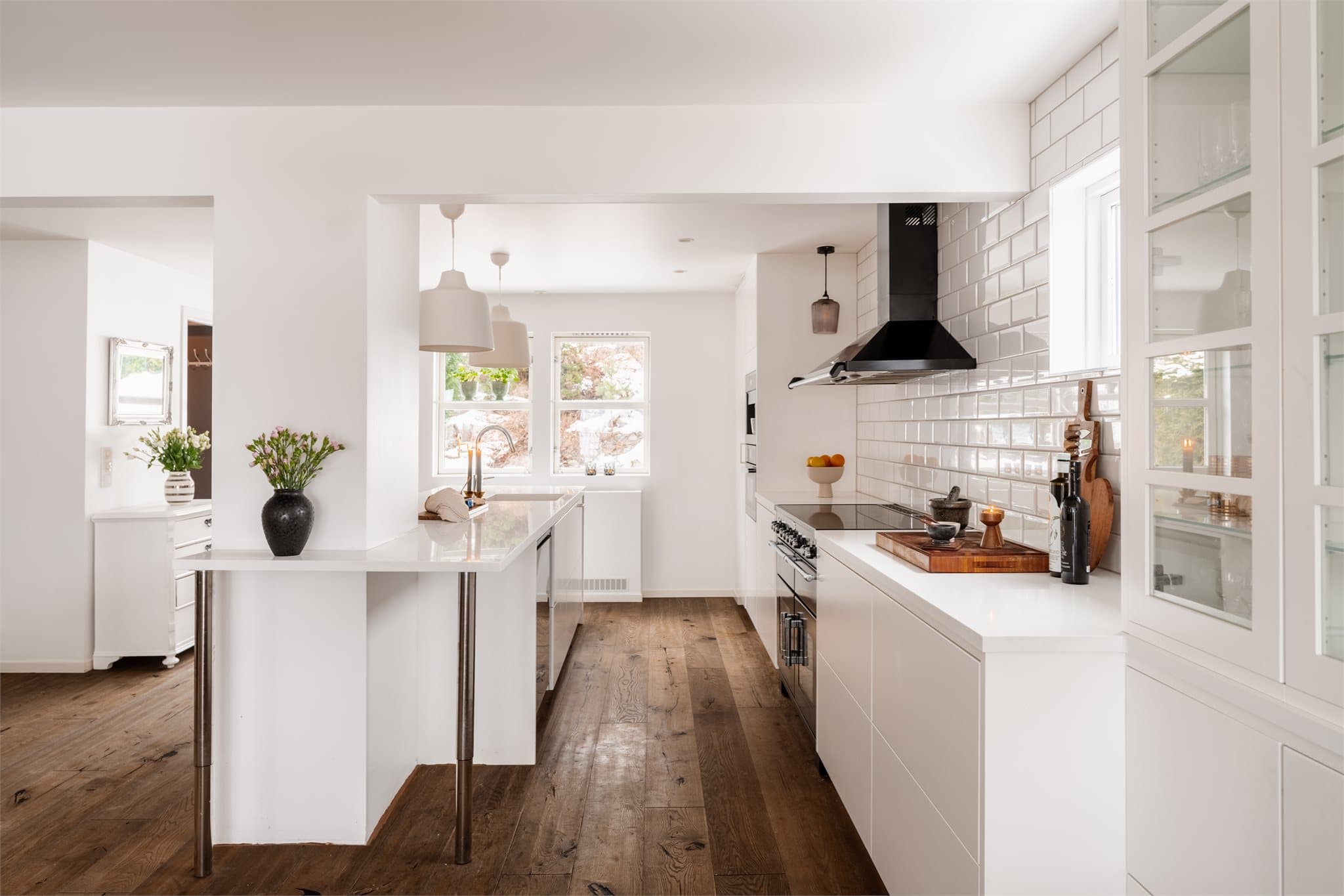 Innredningen har glatte, hvite fronter og en elegant benkeplate i korian.