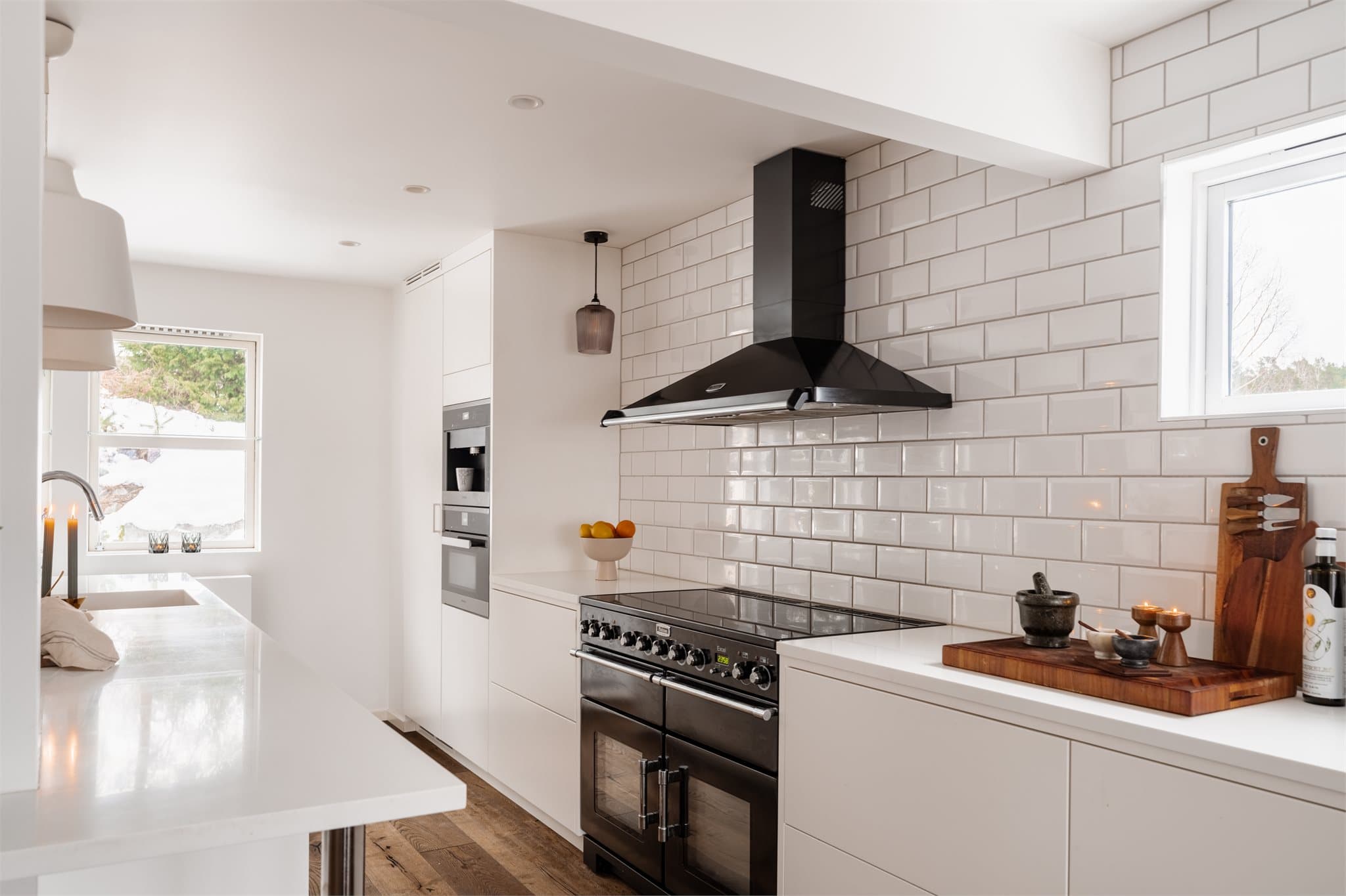 Blikkfanget er en påkostet 1,1 meter bred Falcon-komfyr med induksjonstopp og to stekeovner.