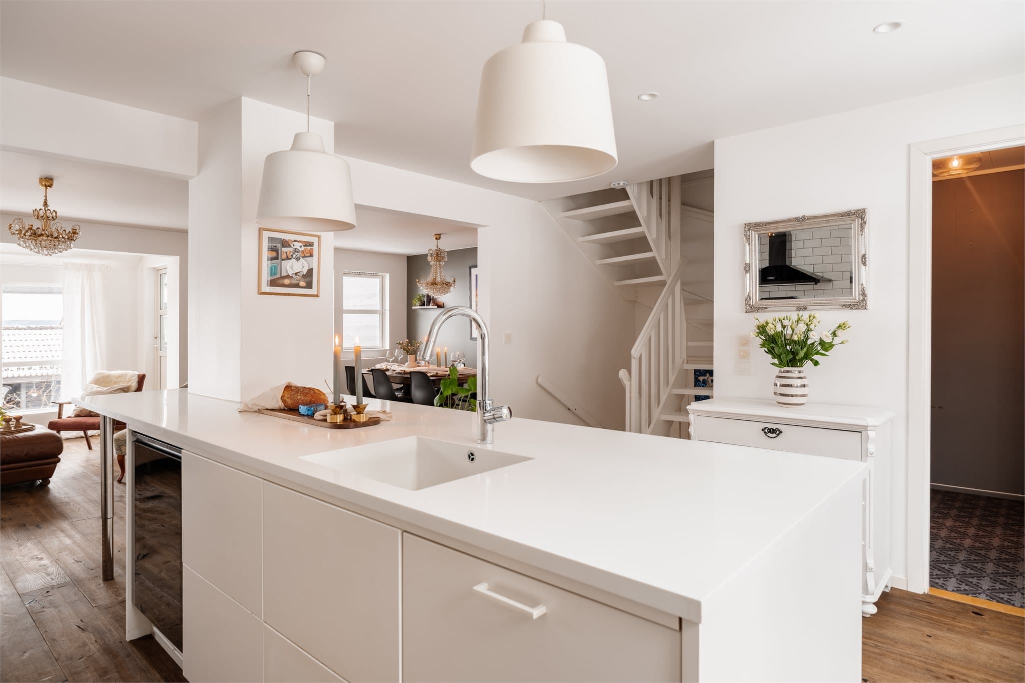 Fra kjøkkenet er det direkte utgang til en stor, østvendt terrasse.