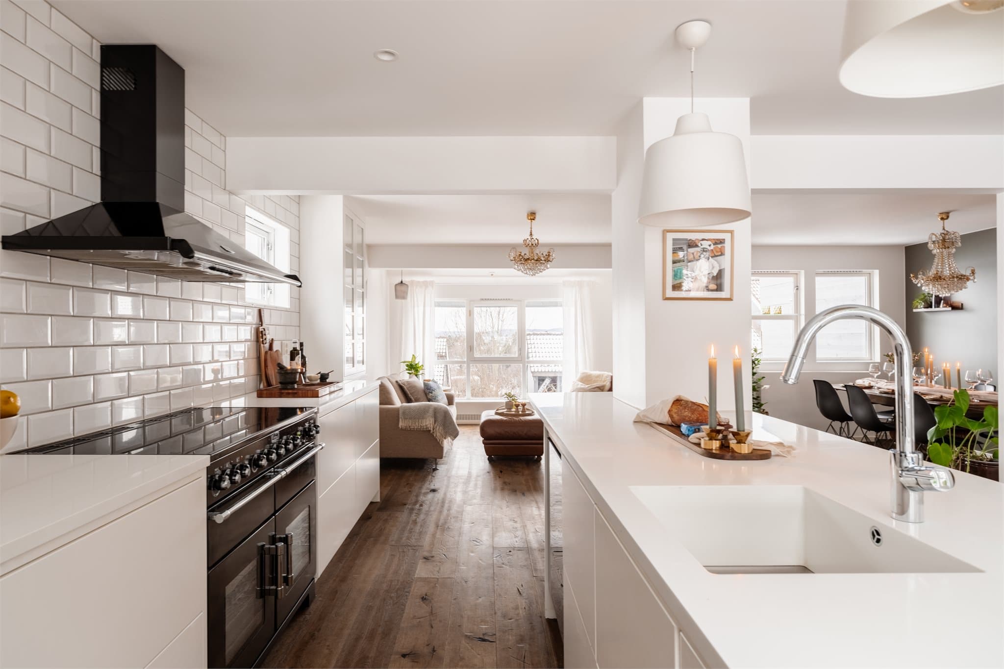 Fliser mellom benk og overskap, samt belysning under overskapene.