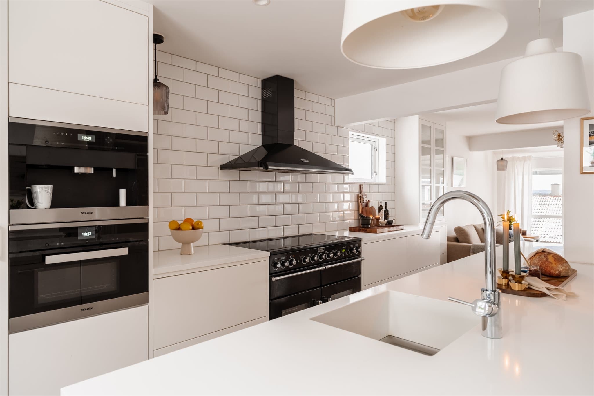 En kombinasjon av høy standard og smarte løsninger preger kjøkkenet.