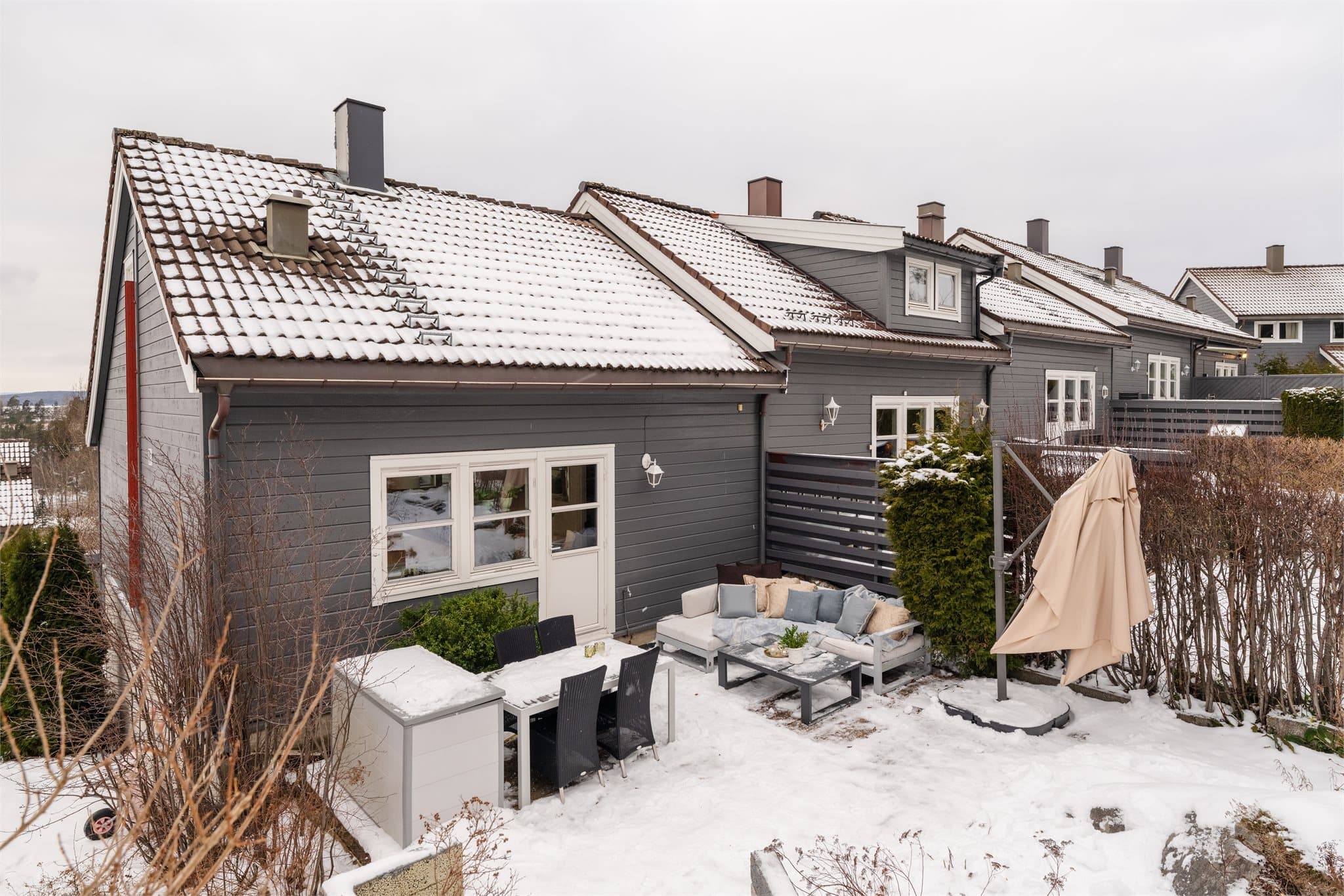 Et familievennlig rekkehus over tre plan, beliggende innerst i en rolig blindvei.