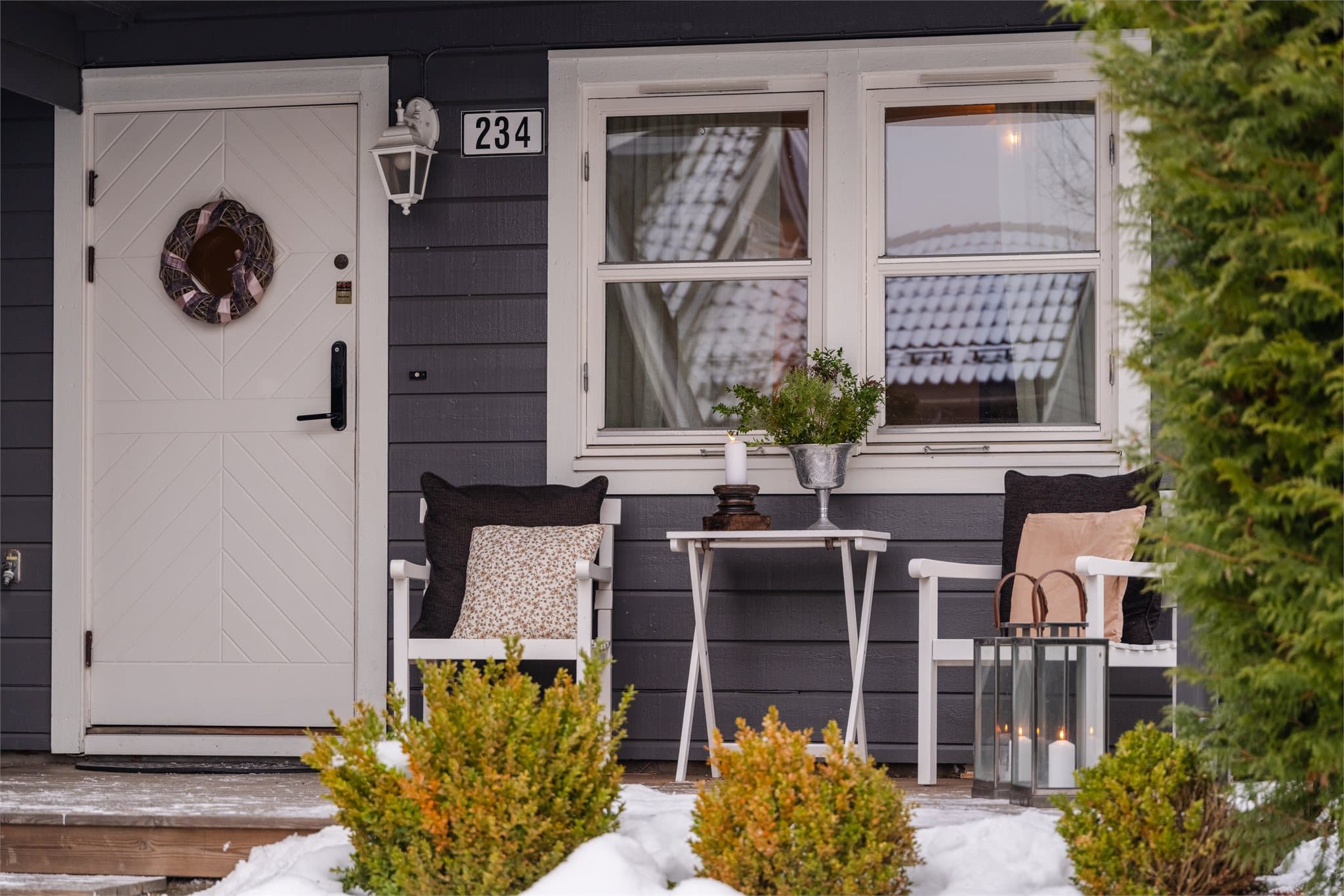 Inngangspartiet er innbydende med plass for en liten sittegruppe.