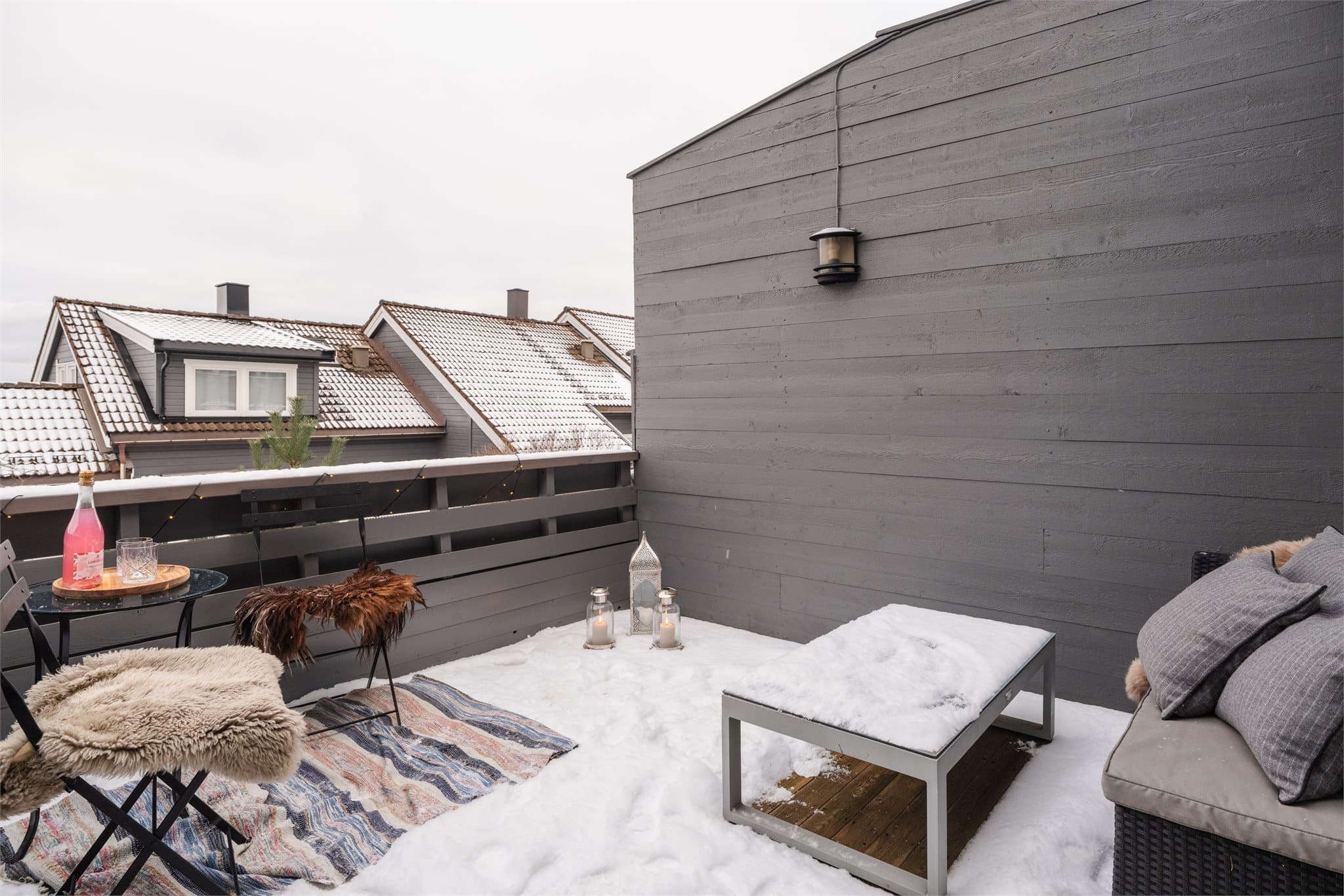 Balkongen på 10 m² har plass til en hyggelig sittegruppe.