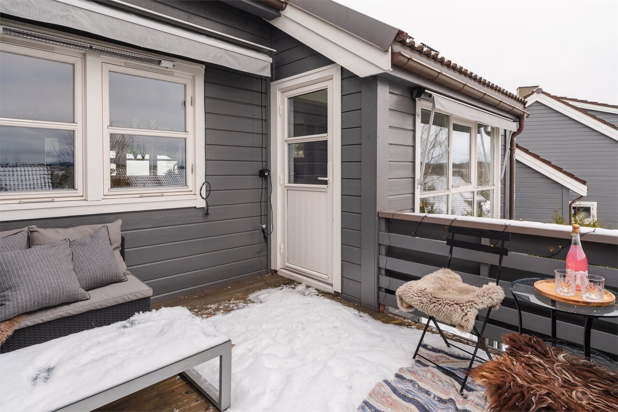 Den vestvendte balkongen har utgang fra stuen og gode solforhold.