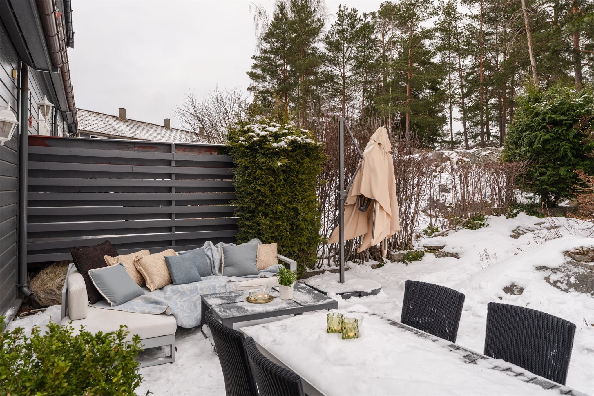 Terrassen vender mot et friområde og har lite innsyn.