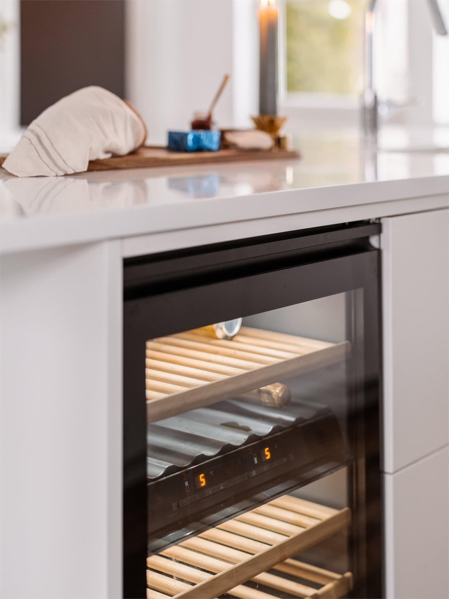 Et integrert vinskap komplementerer den påkostede standarden.