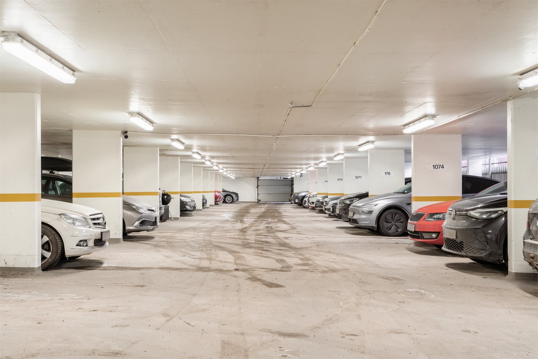 Garasjeplass med elbil-lader medfølger.