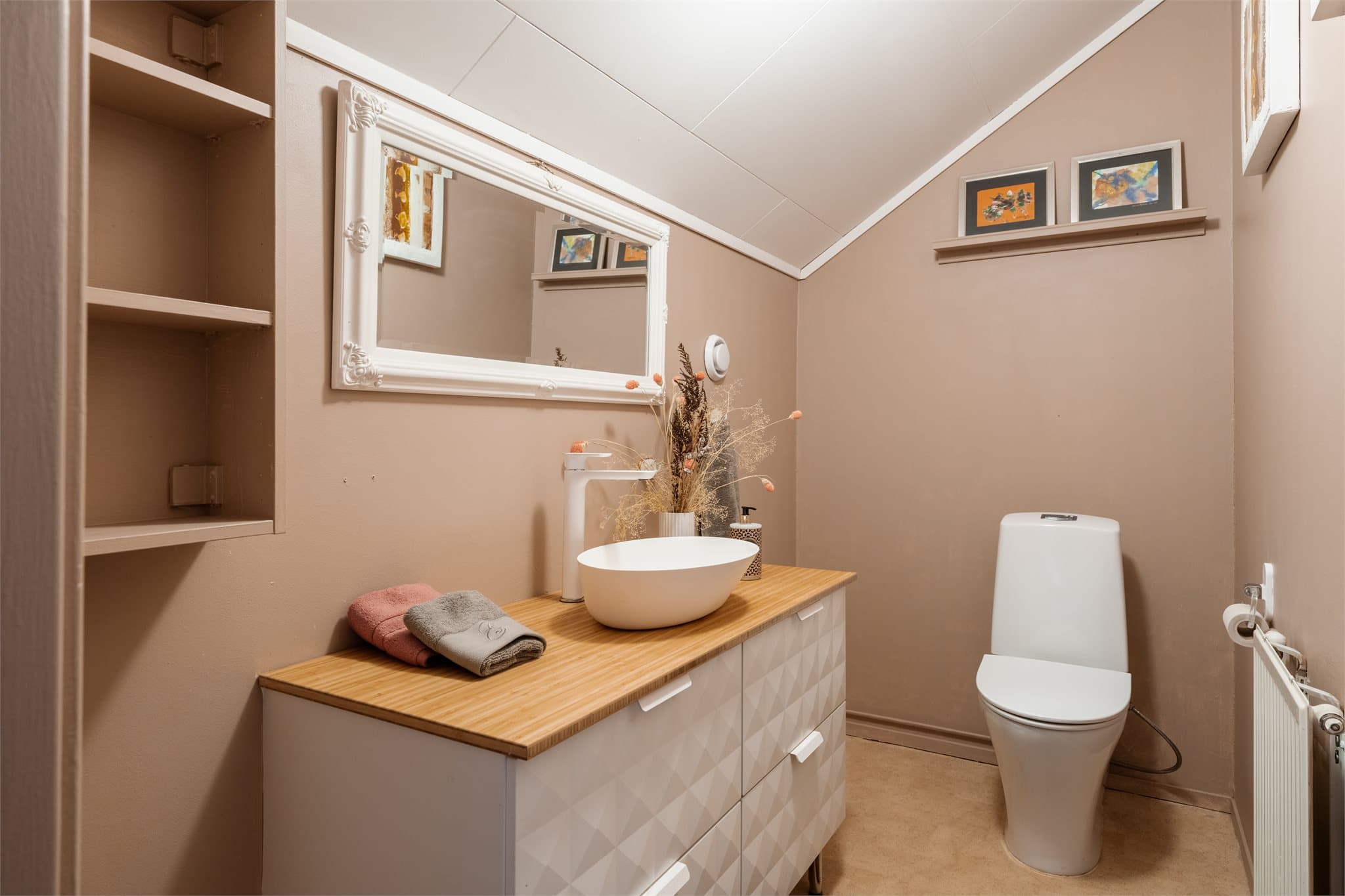 Toalettrommet på loftet er nytt fra 2024, med servantinnredning og skuffer.