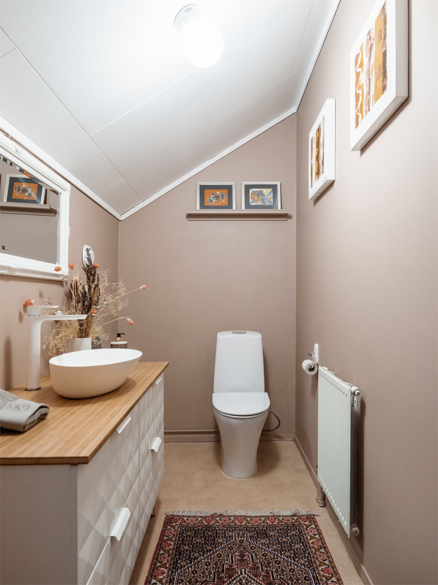 Rommet har vinylbelegg på gulvet og oppvarming via radiator.