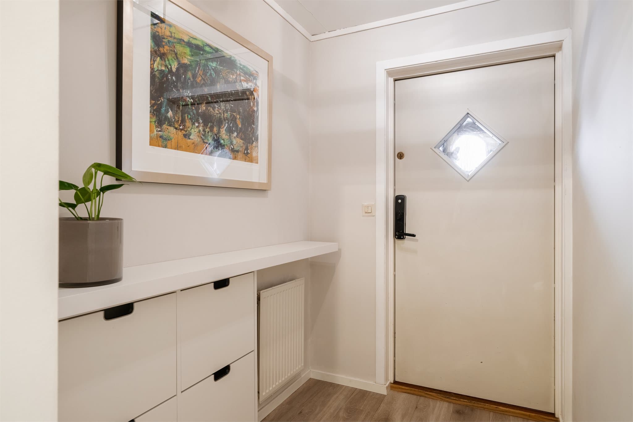 Fra den nye inngangsterrassen fra 2023 trer du inn i en lys og innbydende entré.