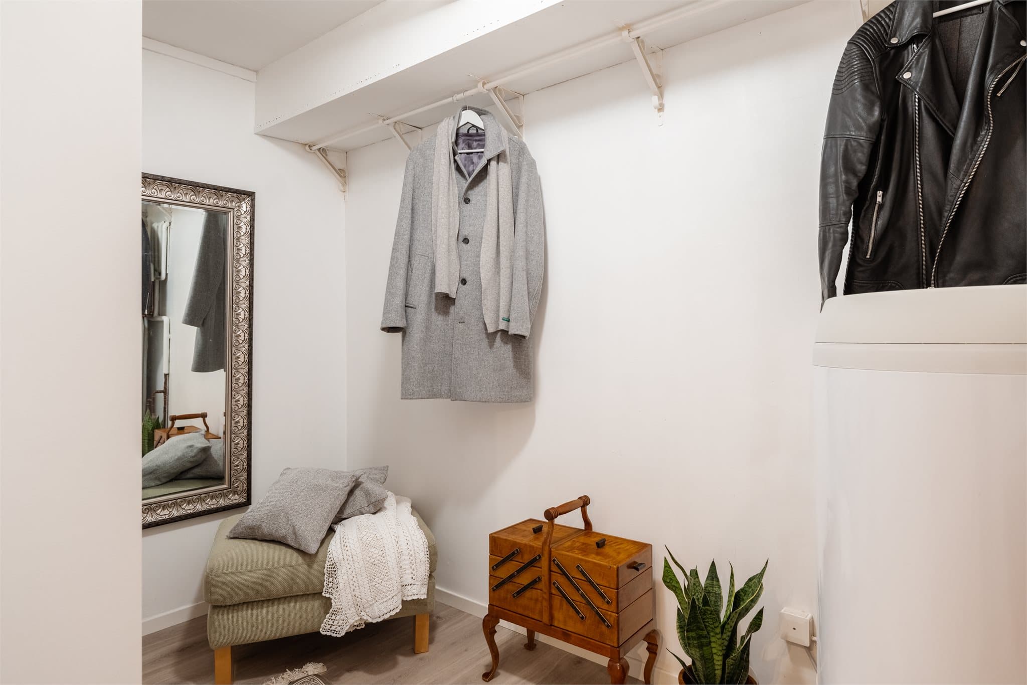 I tilknytning til entréen er det en romslig bod med varmtvannsbereder på 300 liter fra 2022.