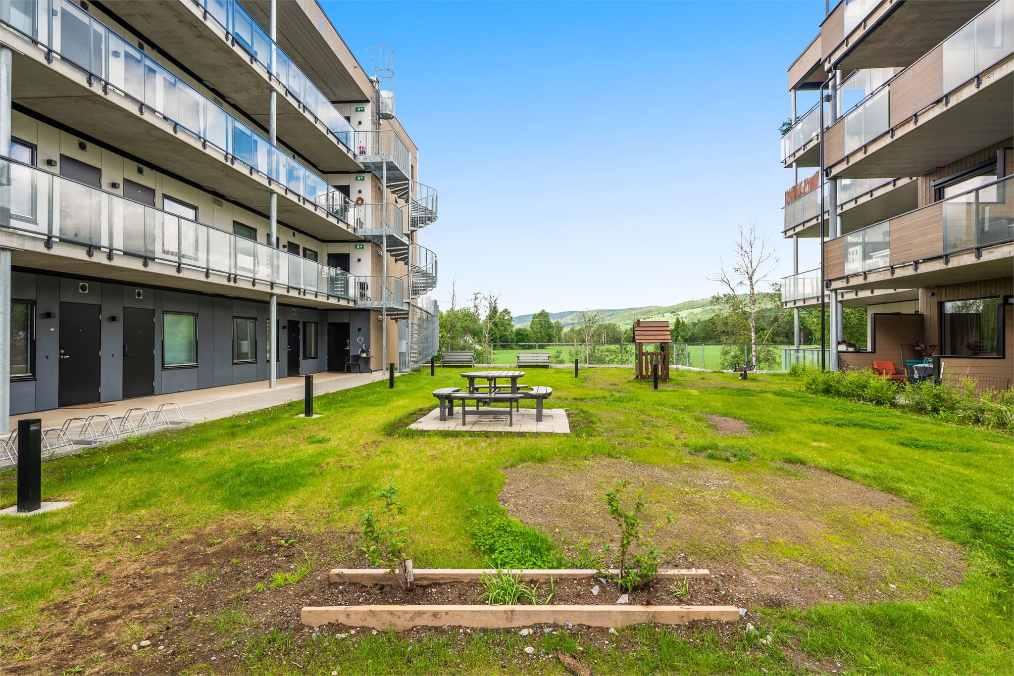 Lekeapparater og sitteplasser mellom byggene