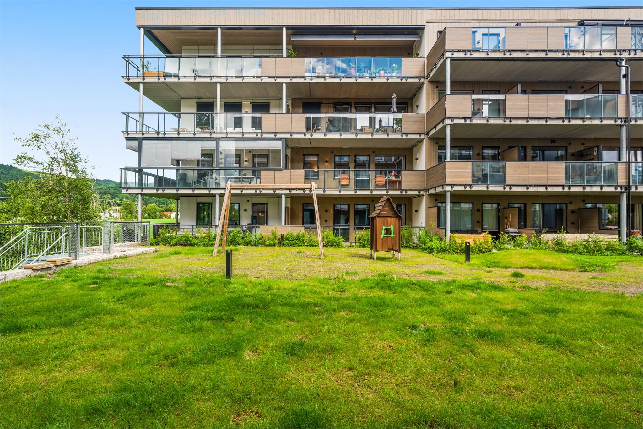 Gangavstand til blant annet butikker, treningssenter, barnehager og skoler. Velkommen til visning!
