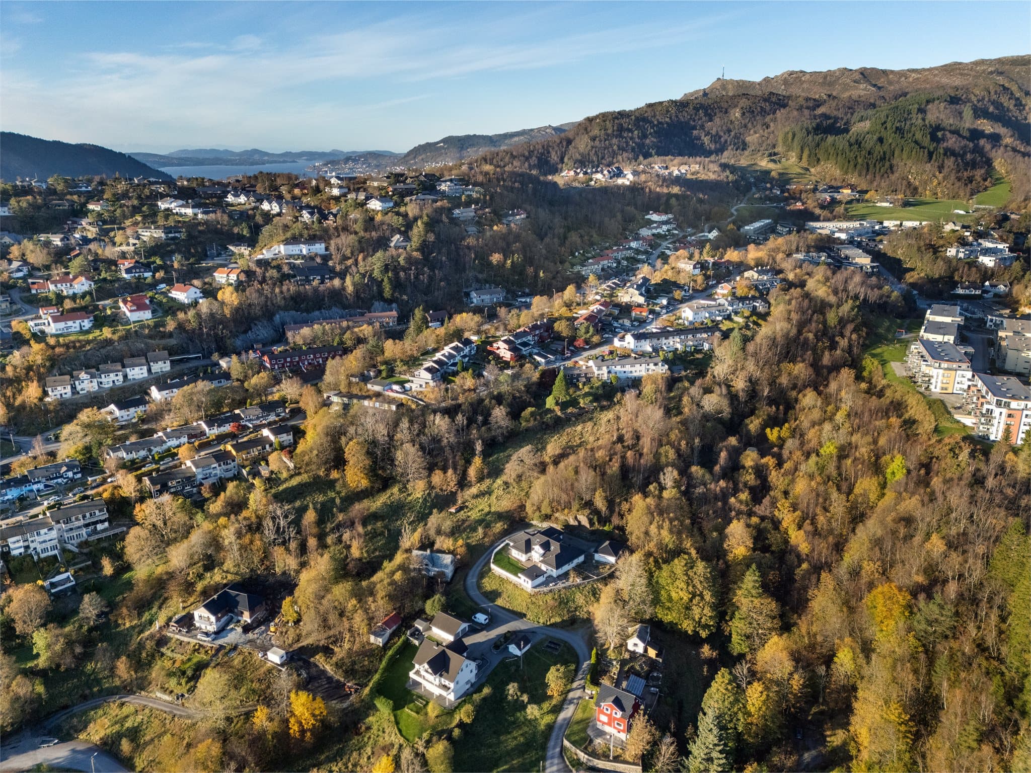 - Bygg din drømmebolig i et attraktiv område. Svært stor tomt med stort utviklingspotensialer -