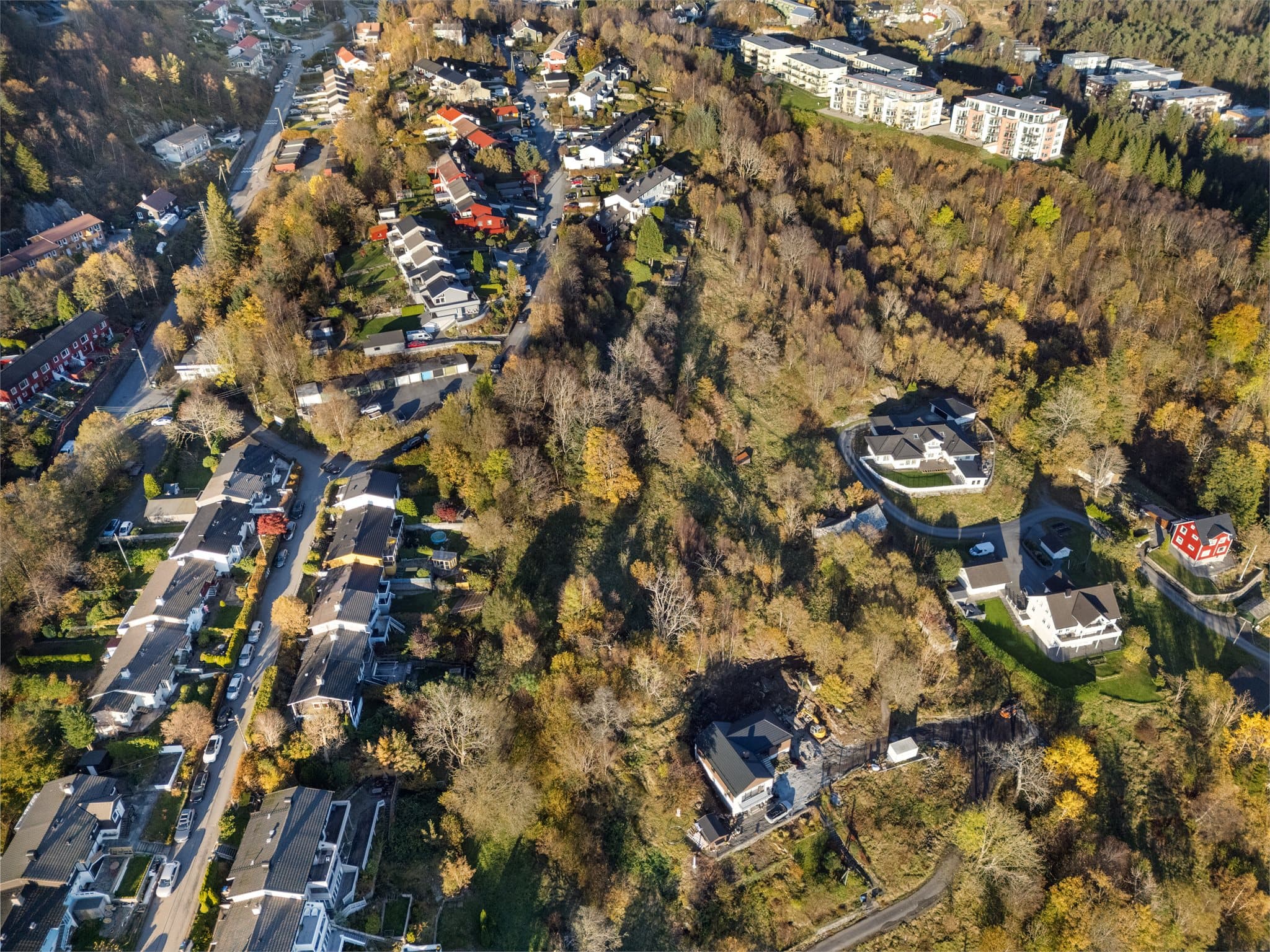 - Eiendommen har en tilbaketrukken beliggenhet, men samtidig sentral beliggenhet med kort vei til hverdagslige servicetilbud, skoler og barnehager -