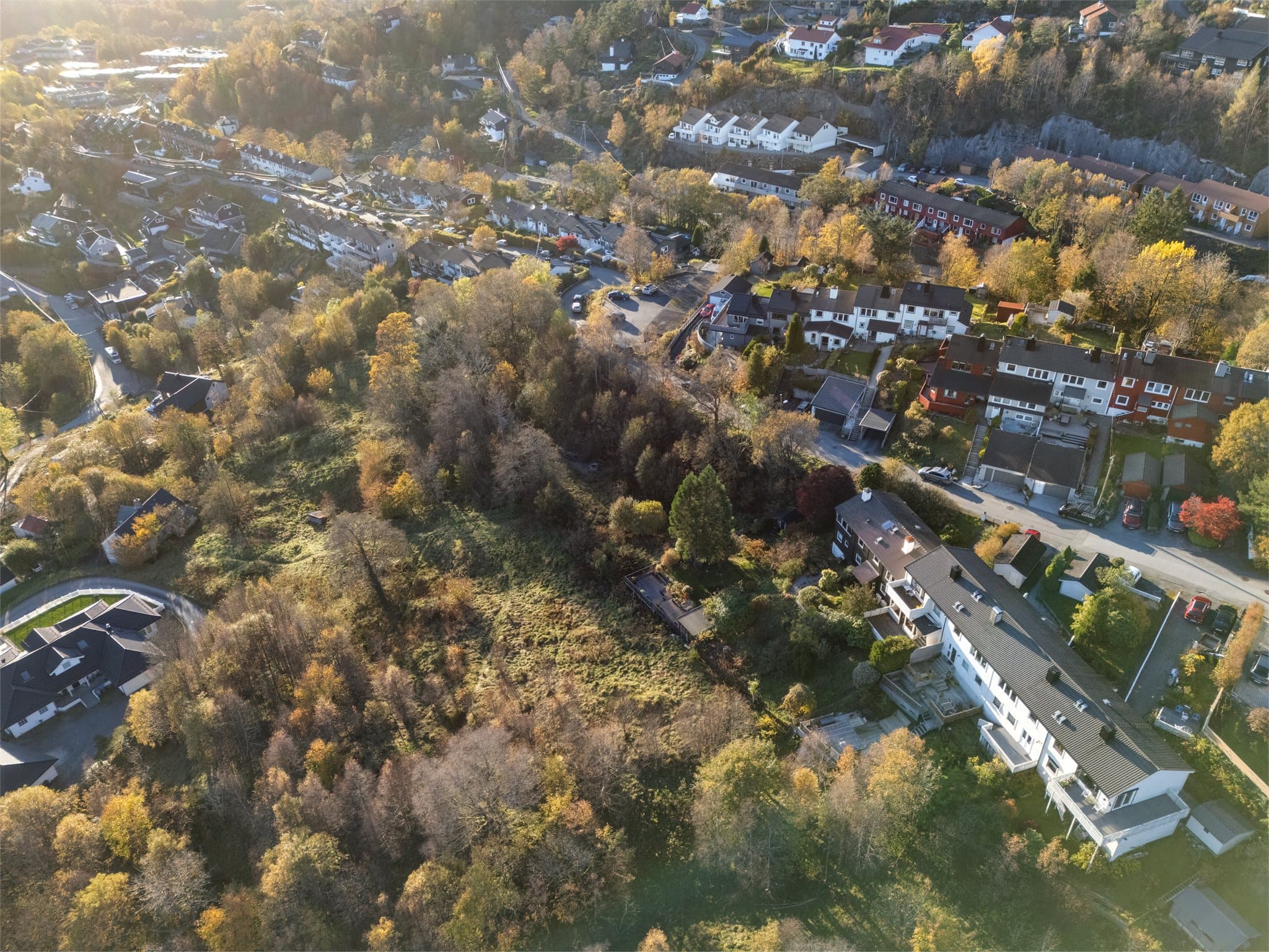- For et bredt sevicetilbud finner man Lagunen Storsenter/Laguneparken ca. 15 minutter unna med bil og Bergen sentrum ca. 15 minutter unna med bil -