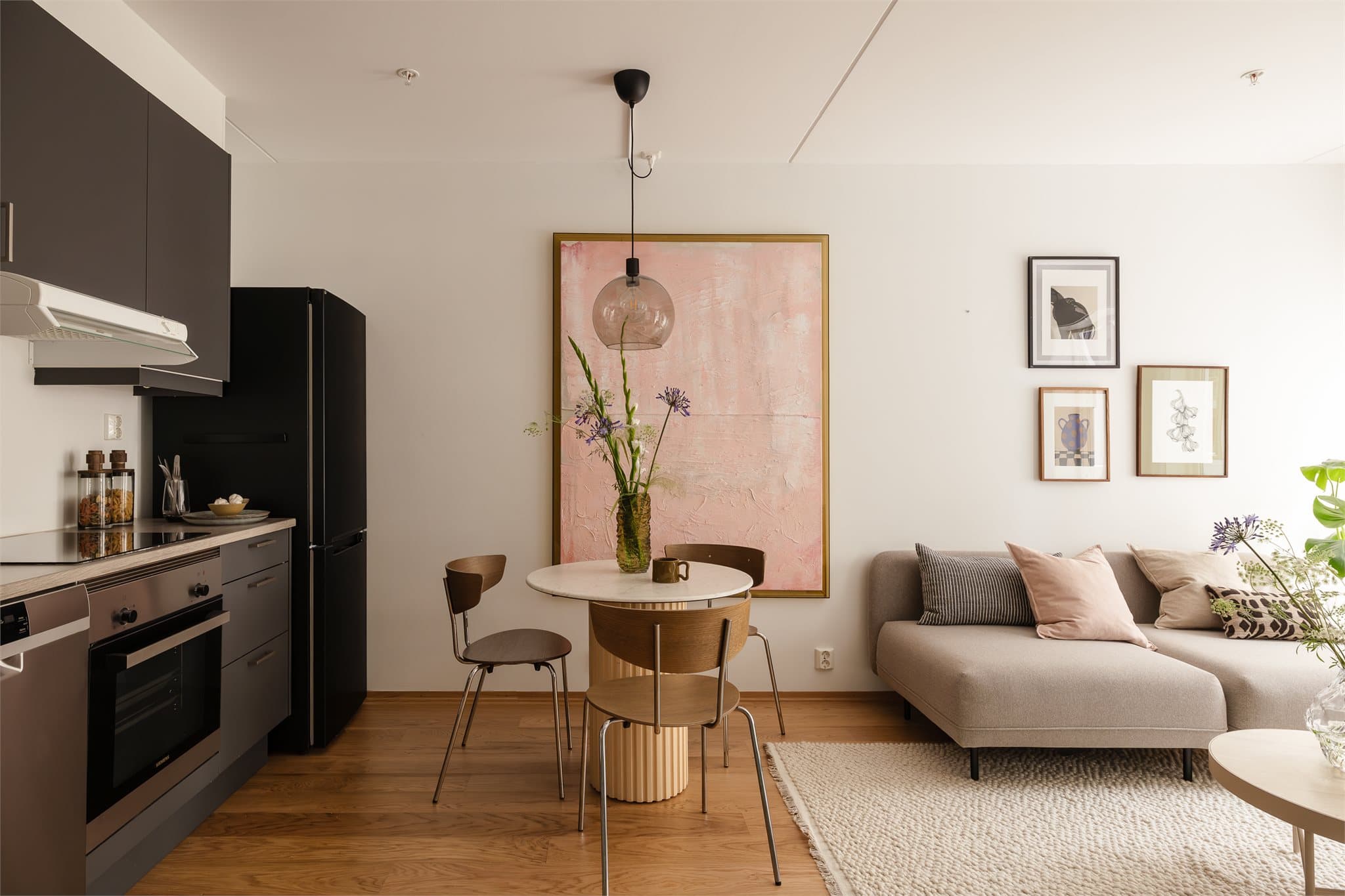 Plass til et spisebord i mellom kjøkkenet og stuen.