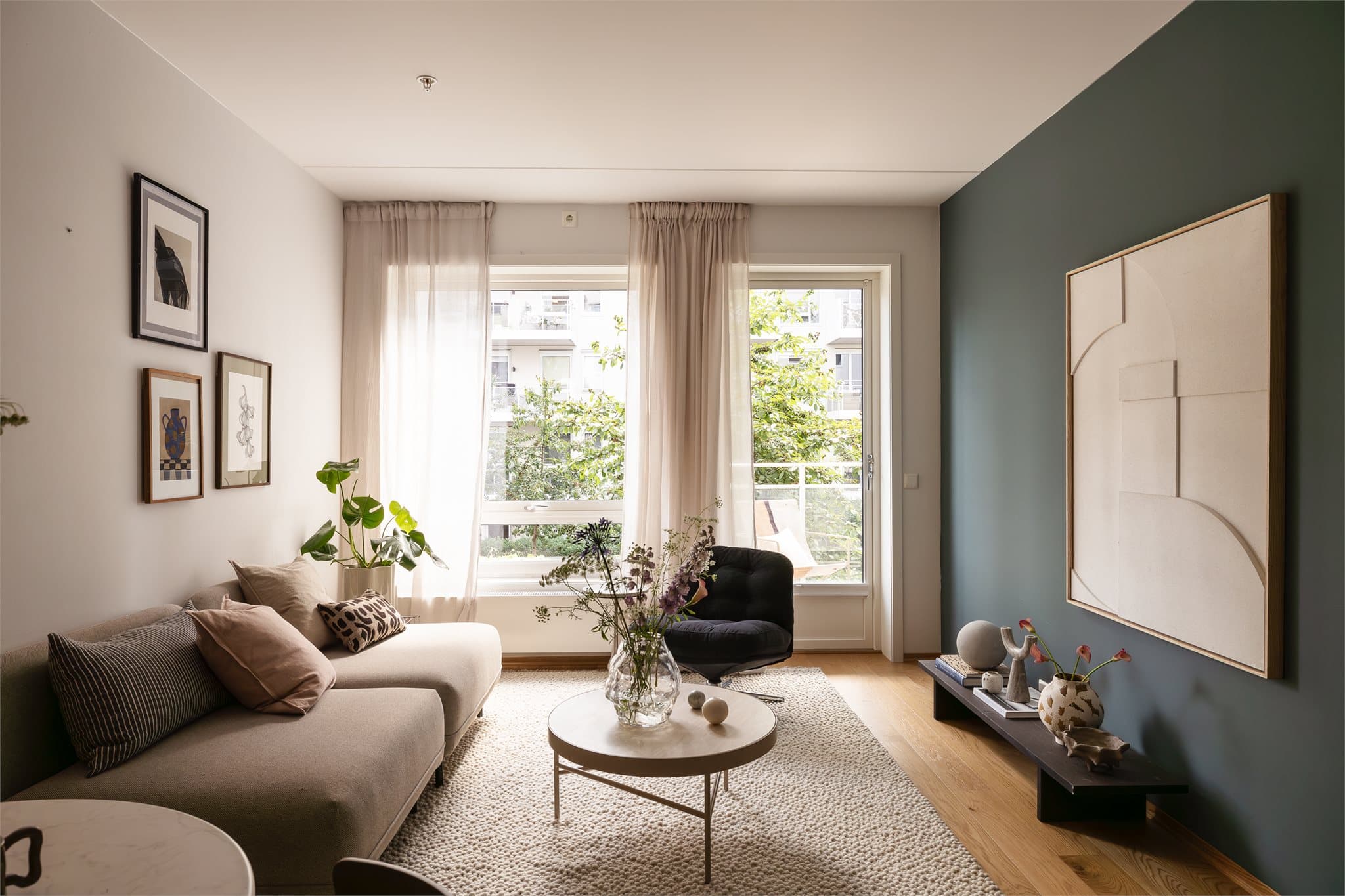 Gulvene i leiligheten er lagt med 1-stavs eikeparkett.