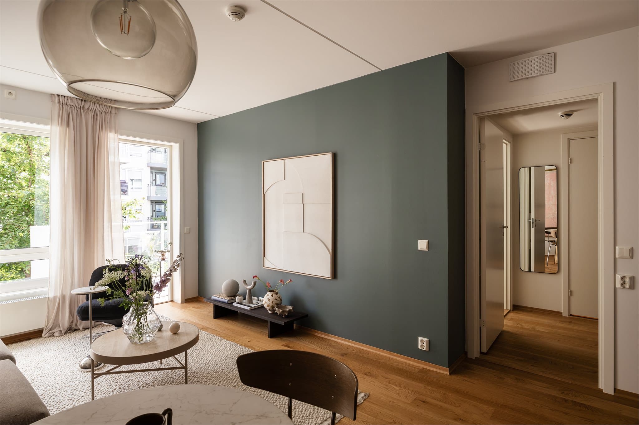 Leiligheten har balansert ventilasjon og fjernvarme som sørger for energieffektiv og jevn oppvarming.