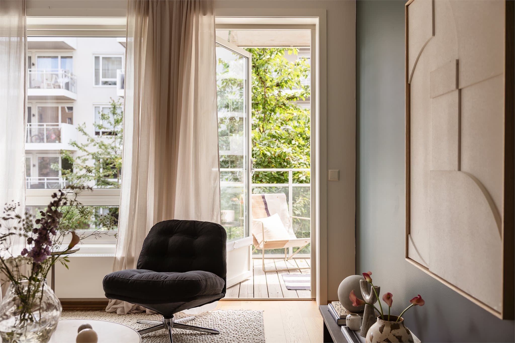 Fra stuen er det utgang til en solrik og romslig balkong.