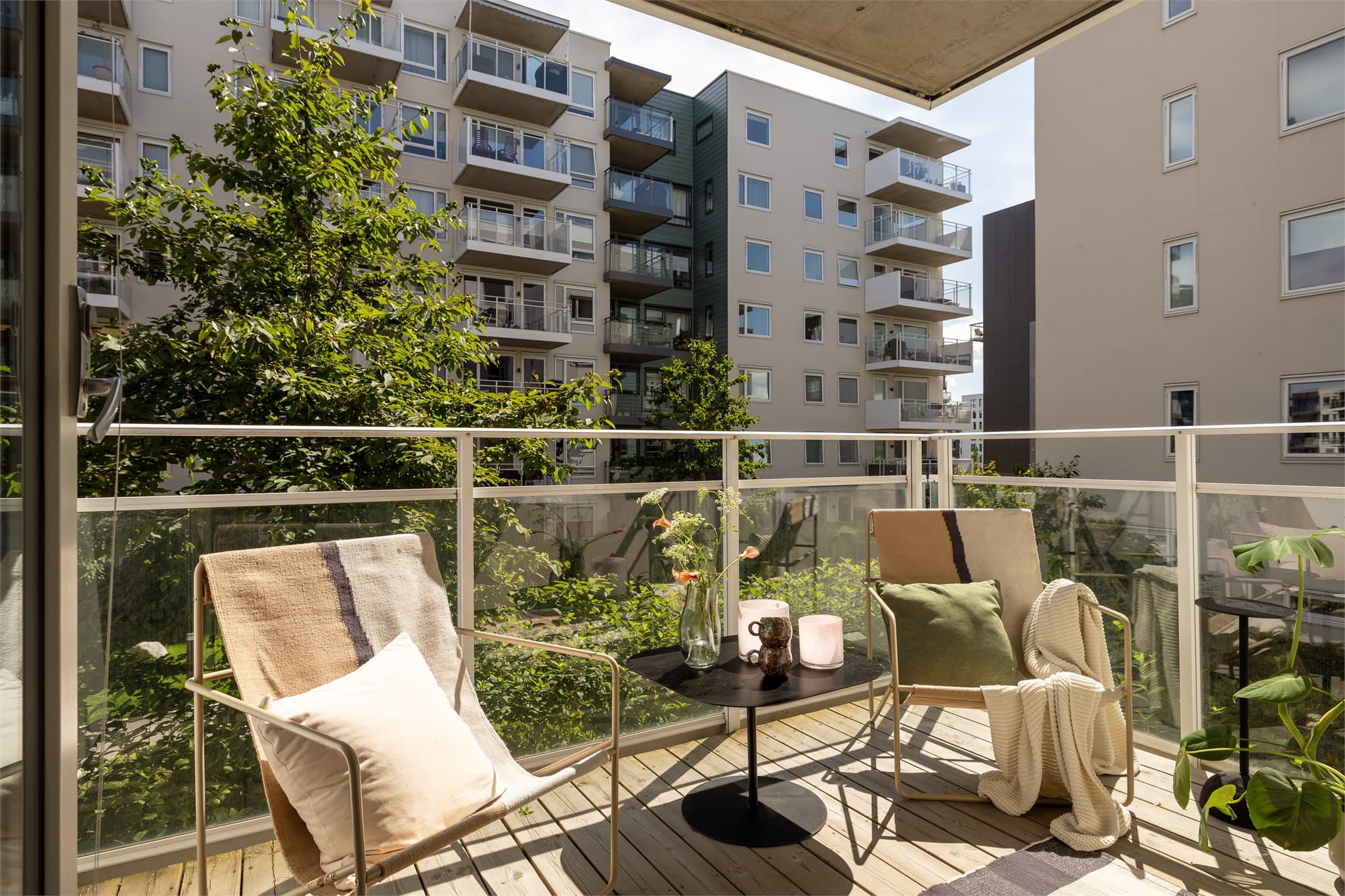 Velkommen til en lys og innbydende 2-roms leilighet fra 2019, beliggende i byggets 2. etasje