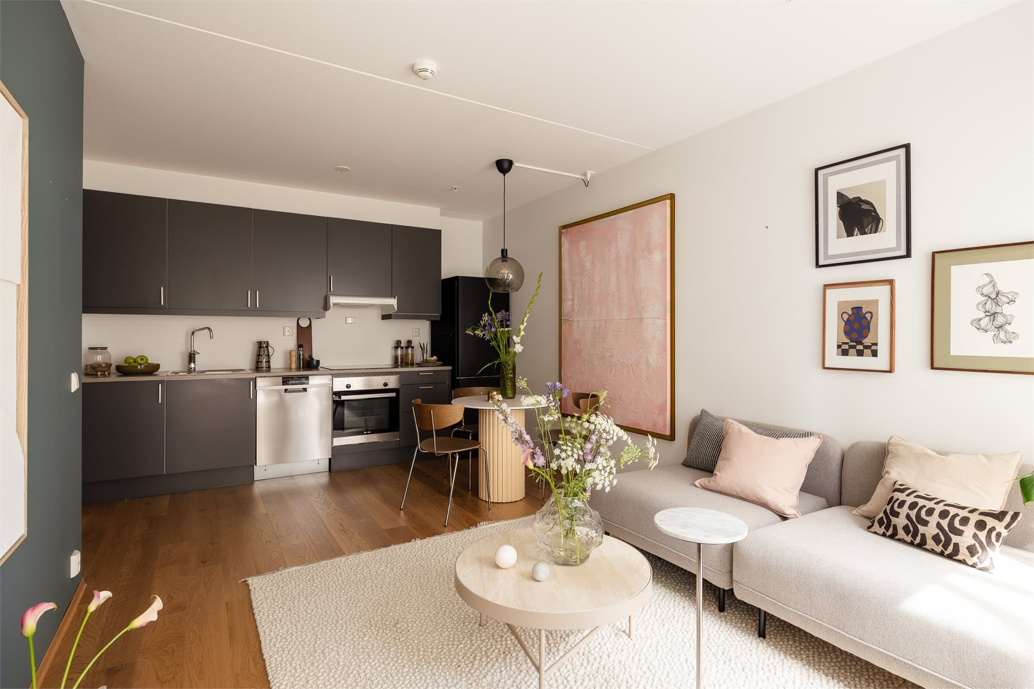 Det er en åpen sosial kjøkken/stue-løsning.