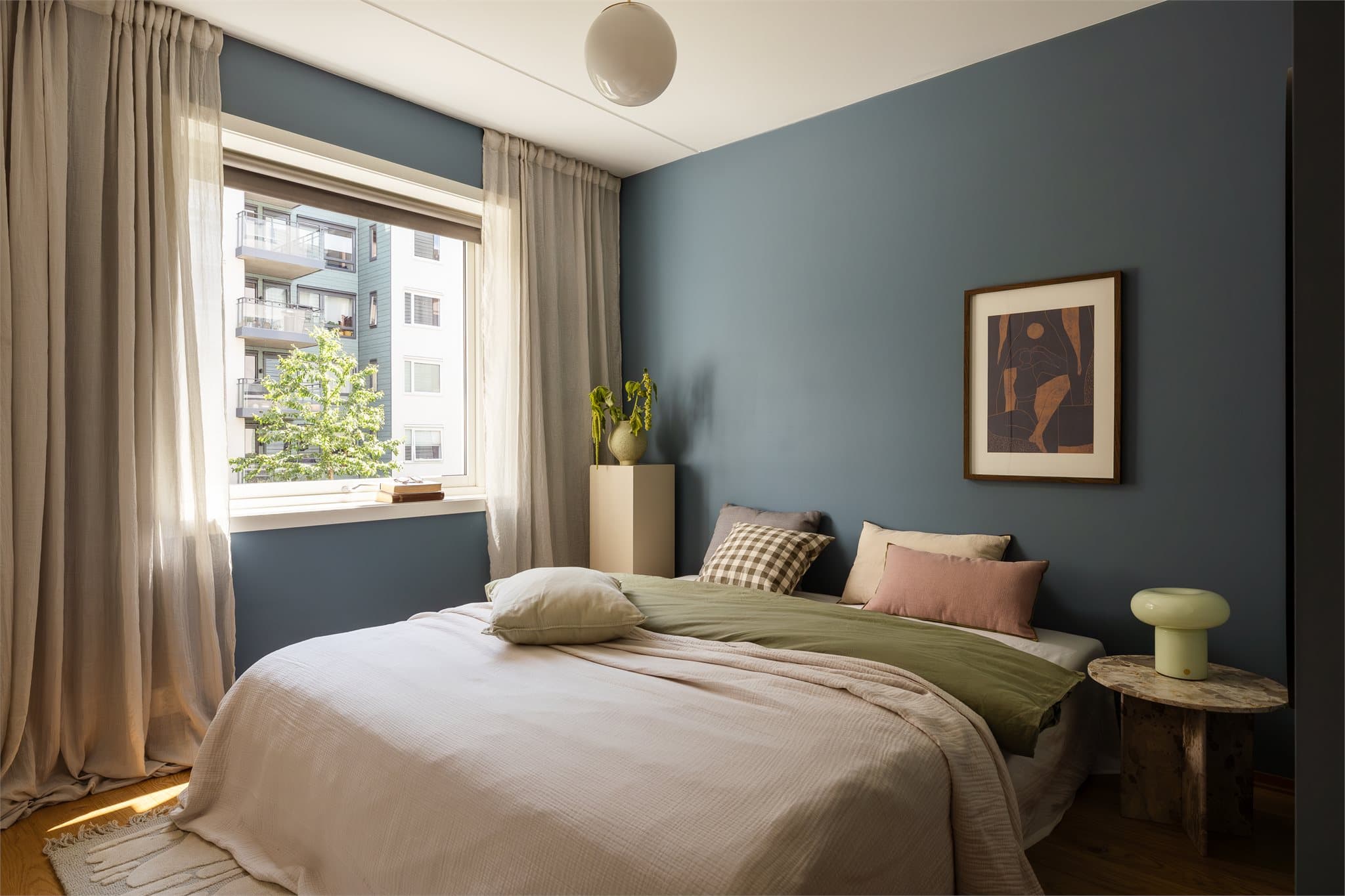 God plass til å innrede med dobbeltseng og tilhørende nattbord.