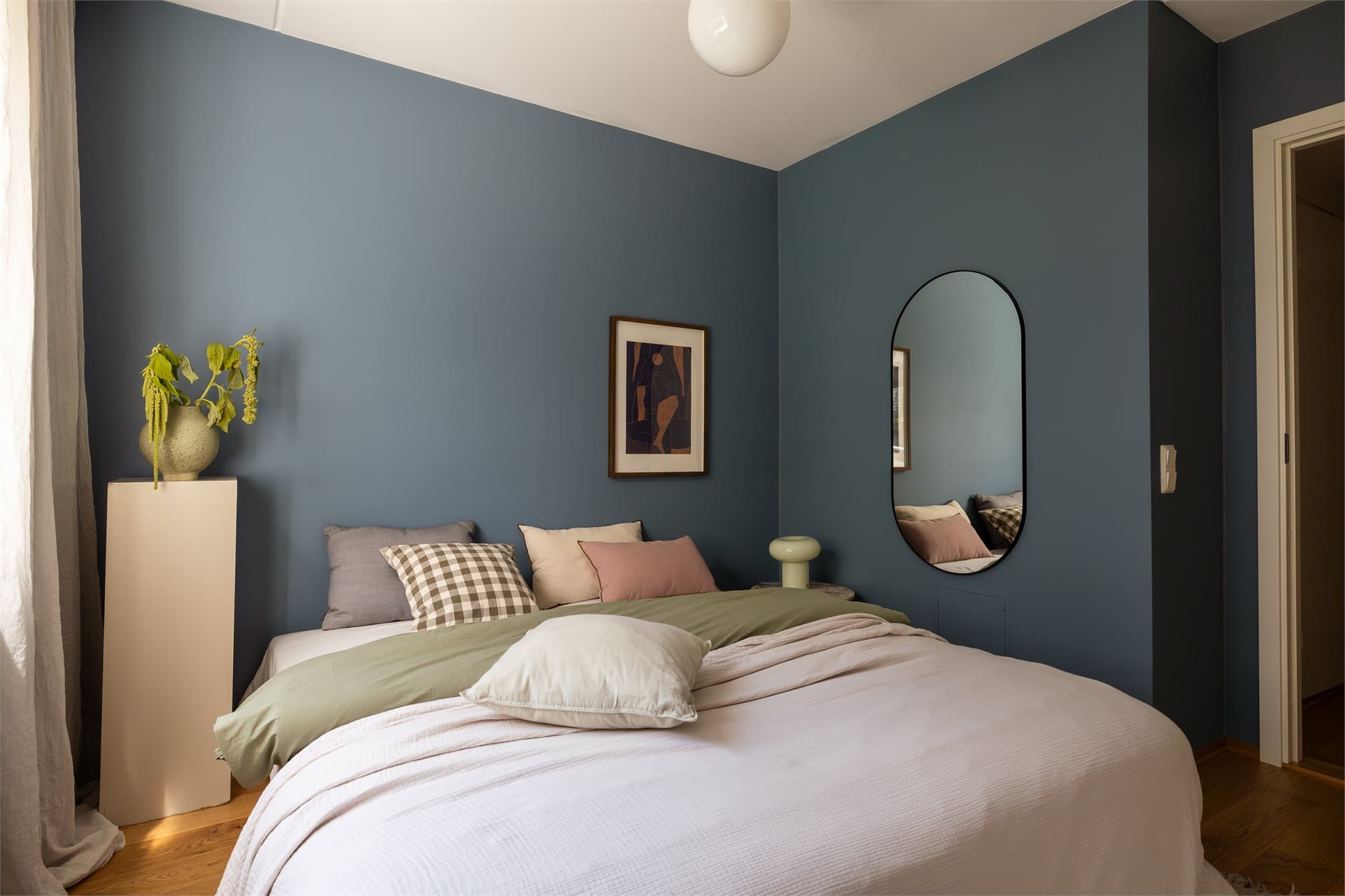 Pent soverom malt i delikate farger.