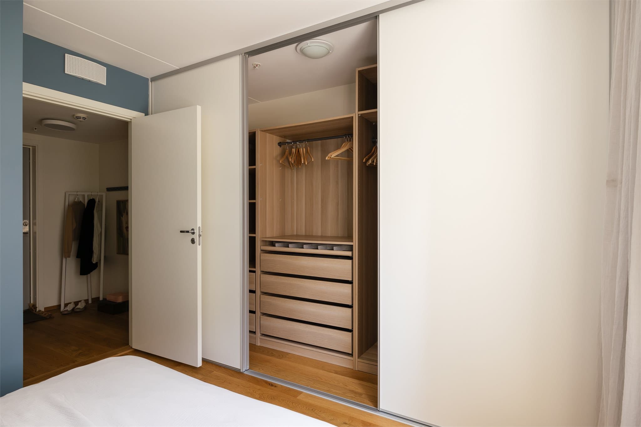 Svært praktisk garderobe på soverommet.