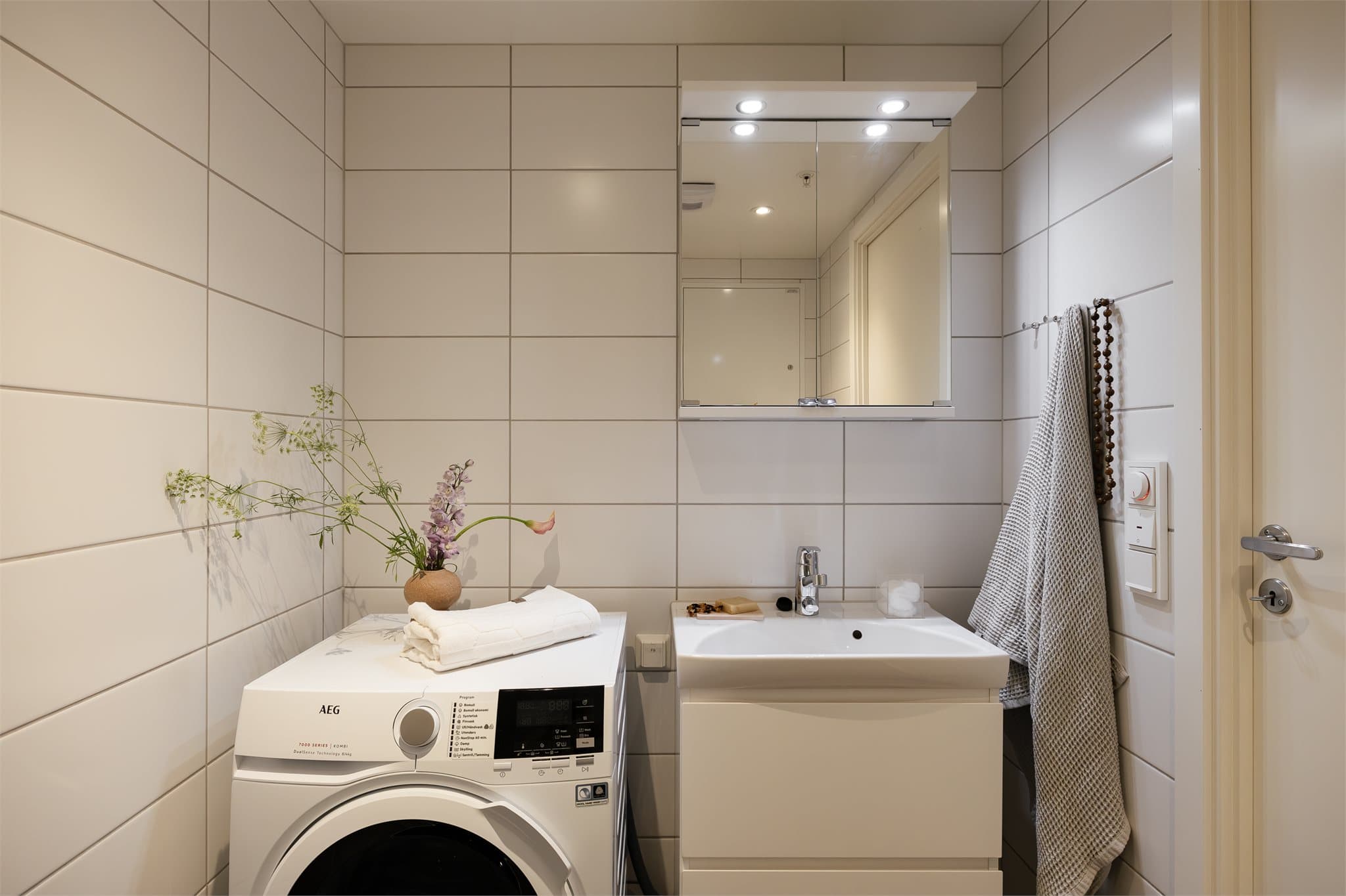 Badet har vannbåren varme i gulvet og avtrekk fra balansert ventilasjon.