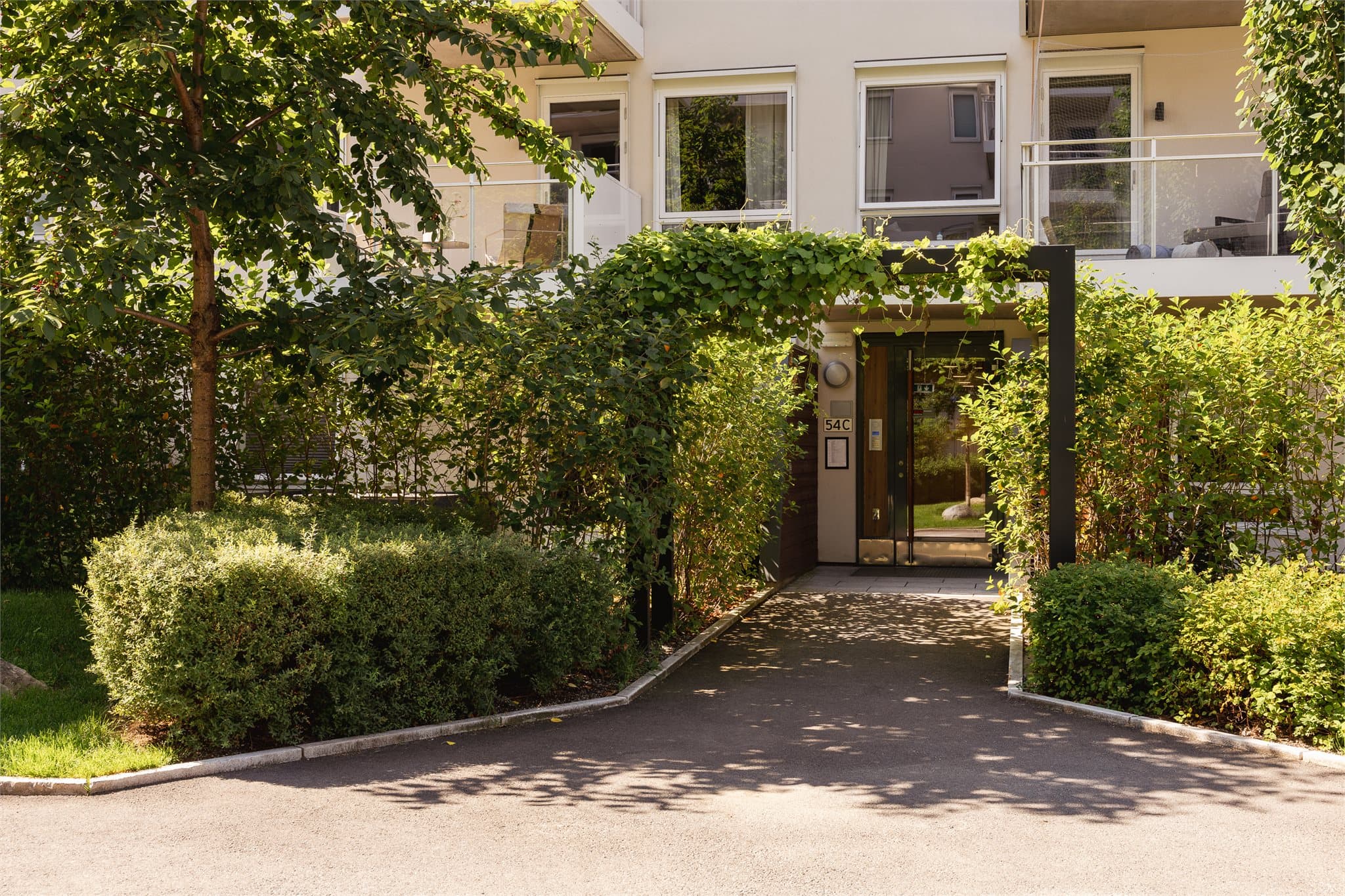 Leiligheten har en ideell beliggenhet i et populært og ettertraktet område som kombinerer rolige omgivelser med nærhet til byens fasiliteter.