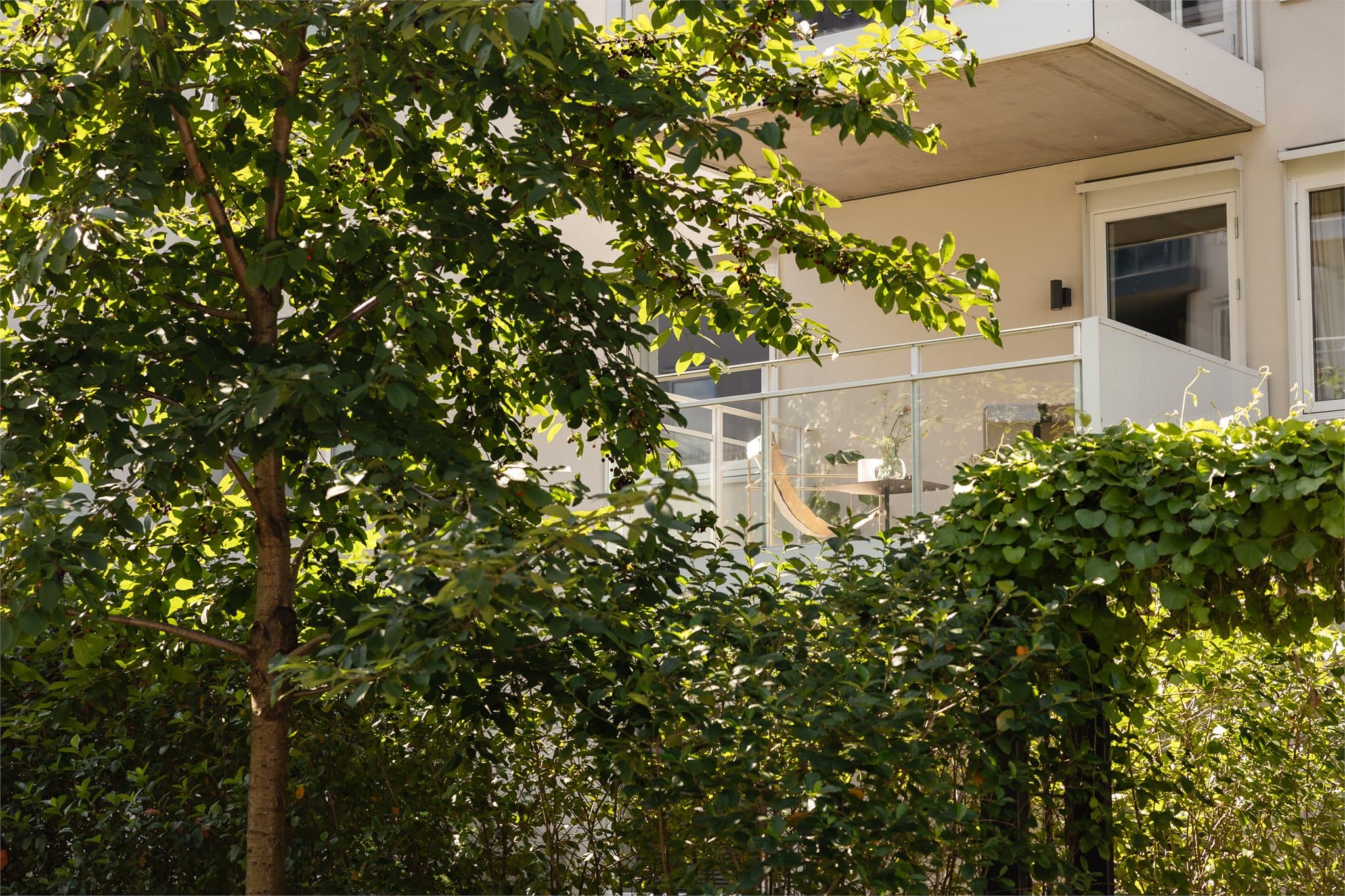 Her bor du tilbaketrukket fra byens støy, men samtidig bare en kort spasertur unna alt det spennende som både Løren og Oslo sentrum har å by på.